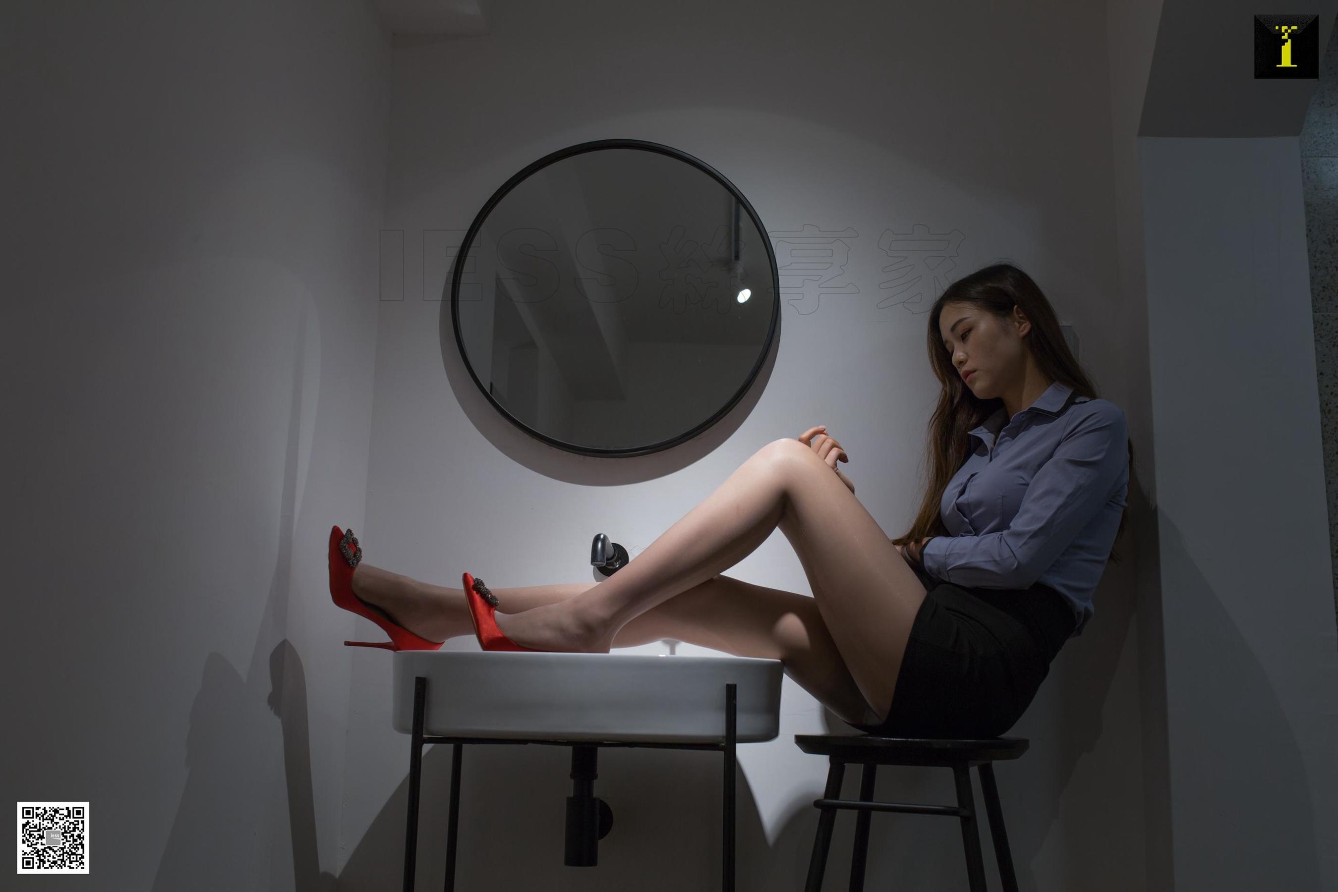 模特九妹《下班后的九妹》 [异思趣向IESS] 丝足美腿写真集