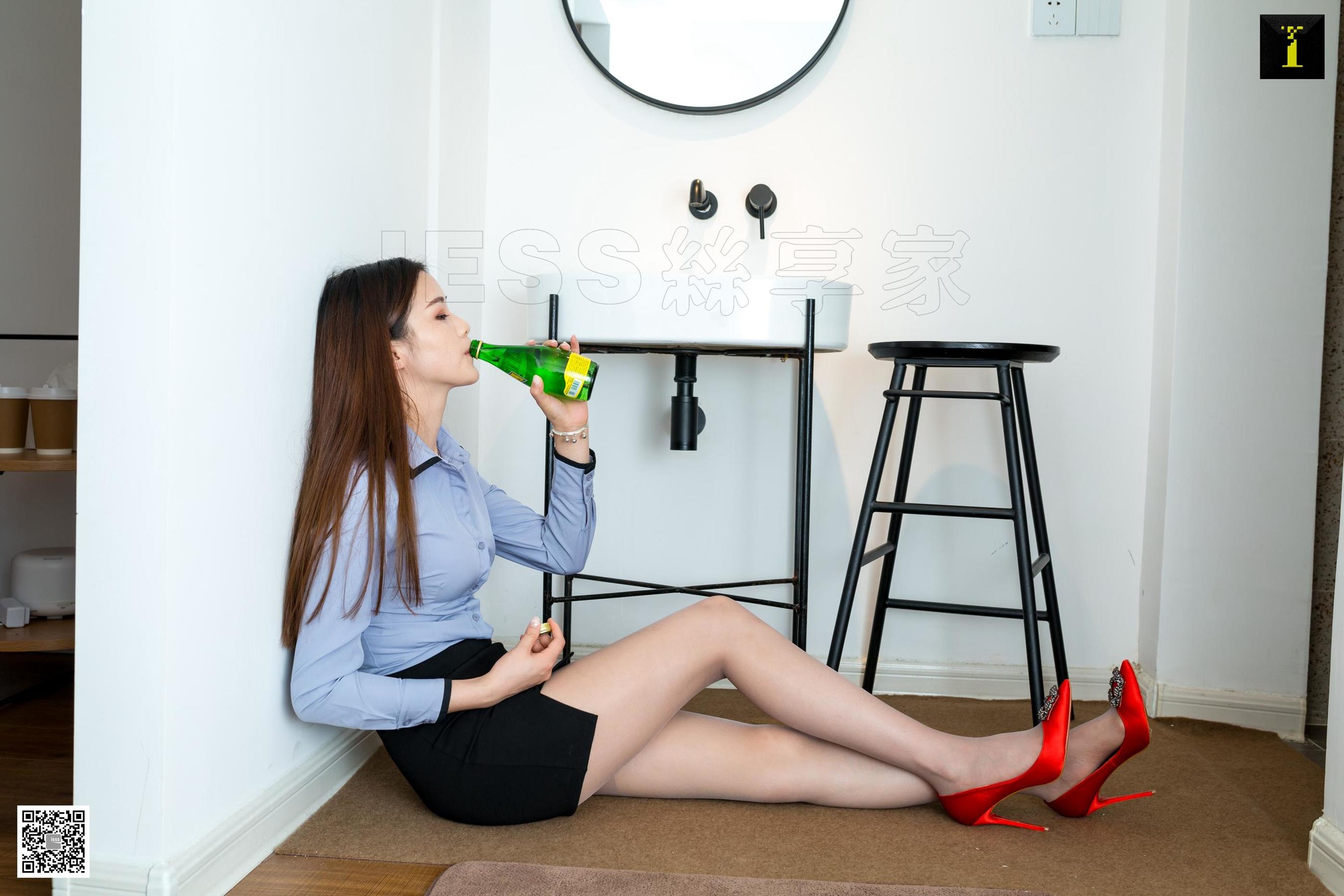 模特九妹《下班后的九妹》 [异思趣向IESS] 丝足美腿写真集