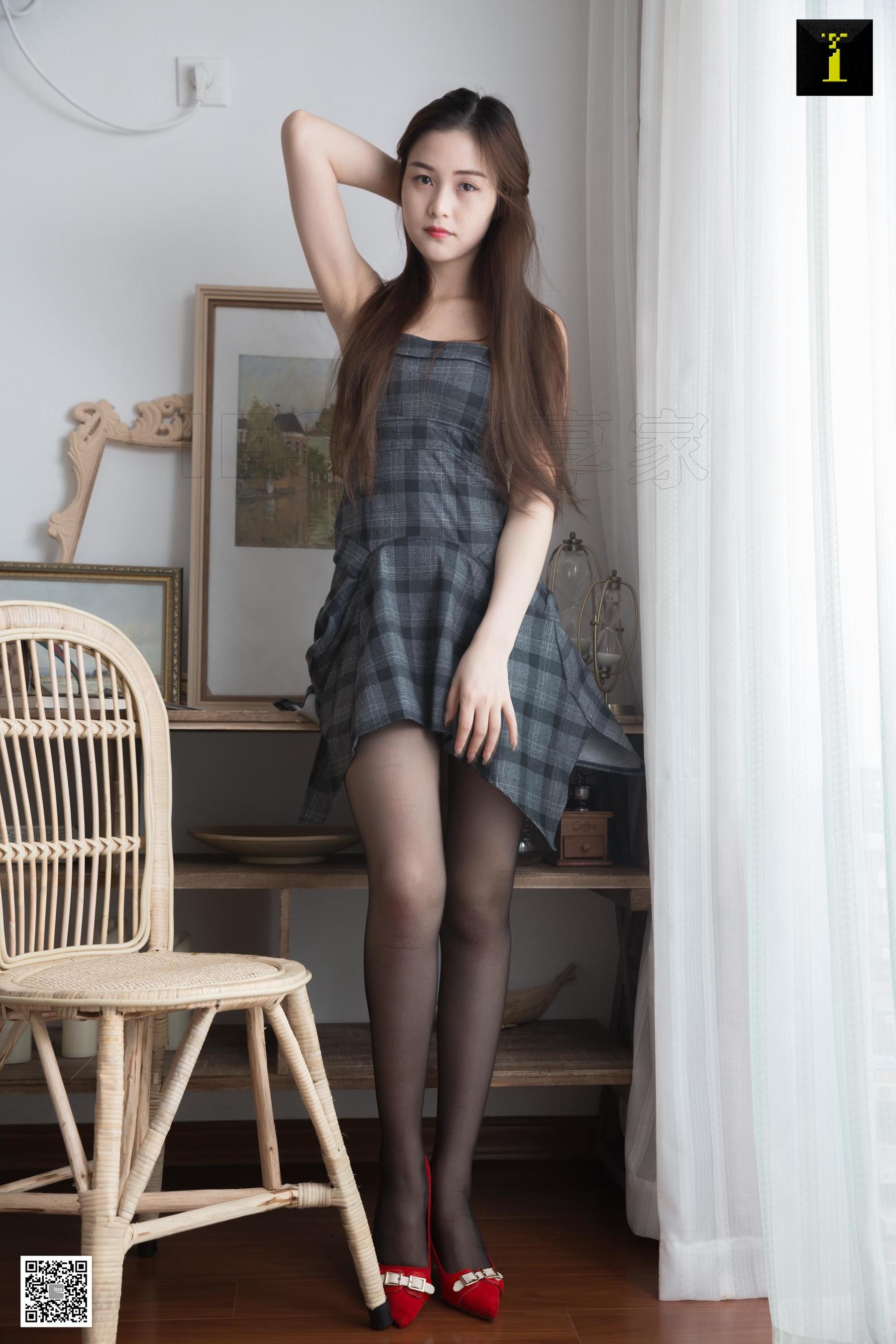 模特九妹《九妹的红鞋格子裙》 [异思趣向IESS] 丝足美腿写真集