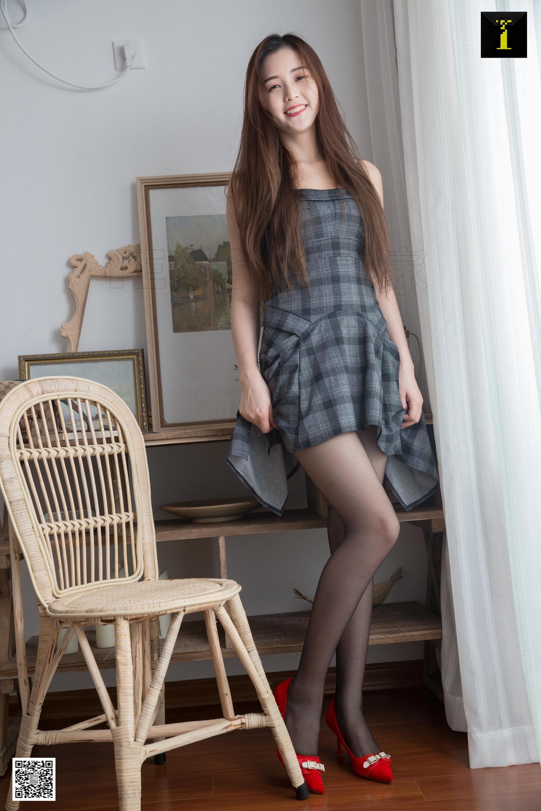 模特九妹《九妹的红鞋格子裙》 [异思趣向IESS] 丝足美腿写真集