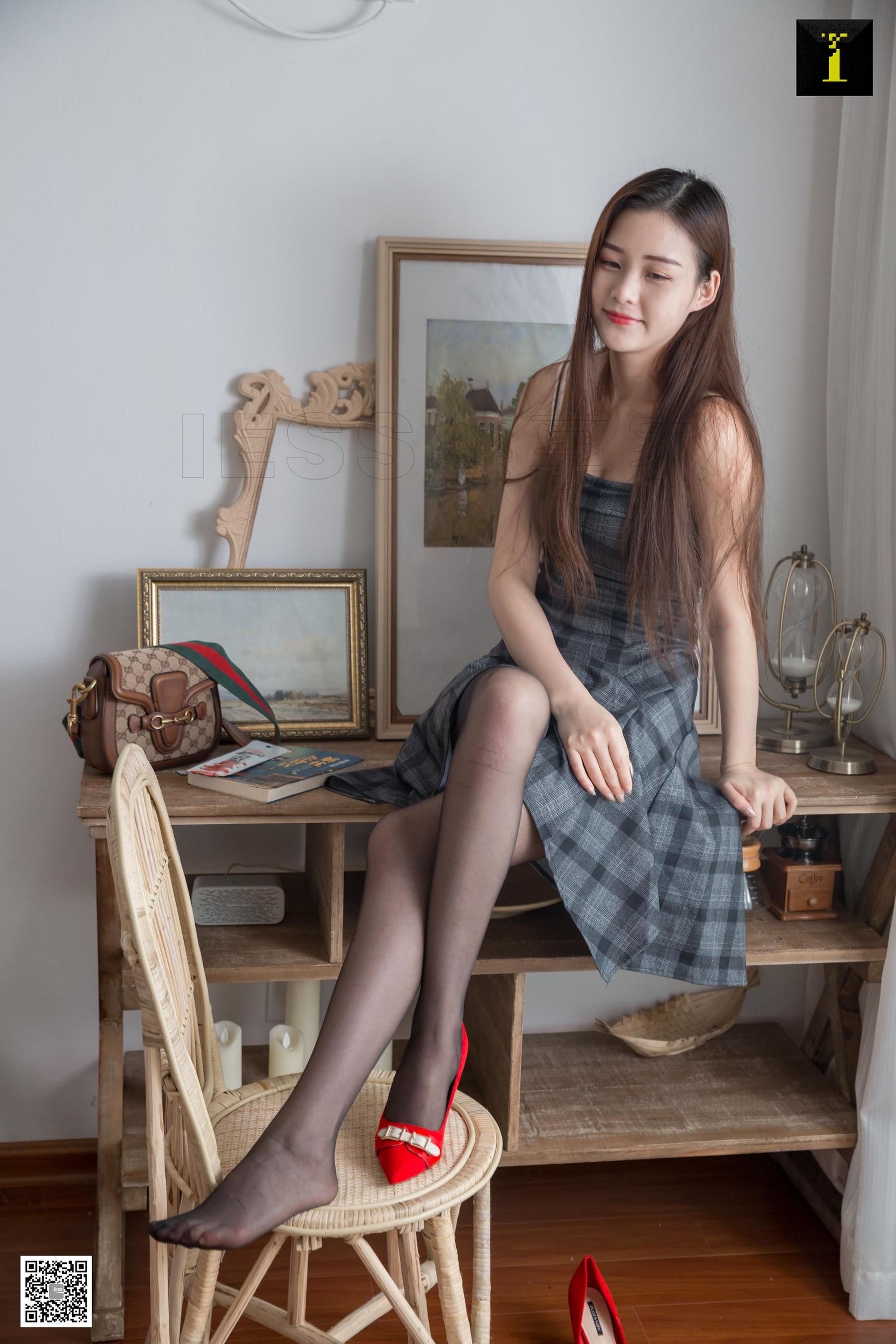 模特九妹《九妹的红鞋格子裙》 [异思趣向IESS] 丝足美腿写真集
