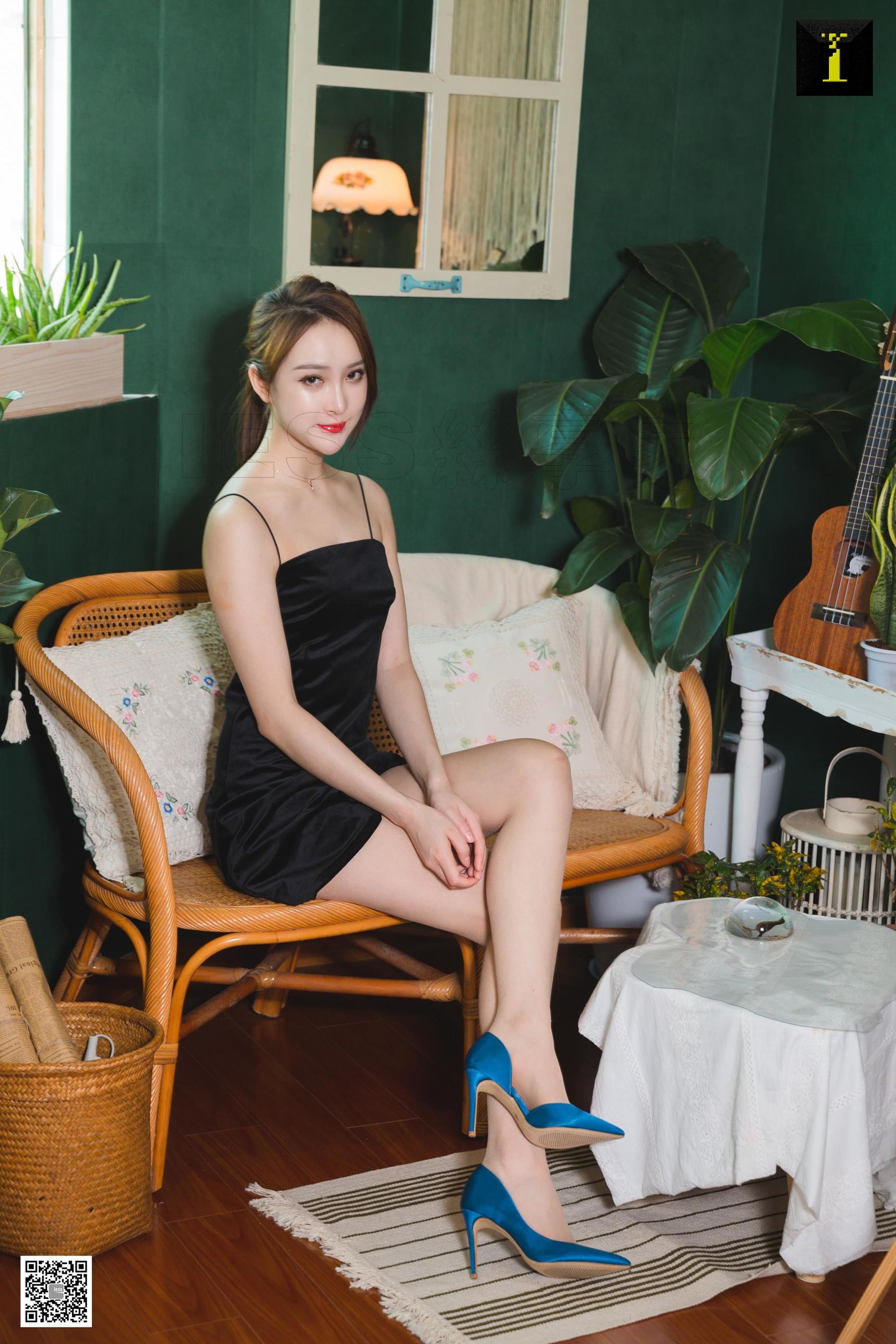 模特云芝《云芝绸面蓝色高跟》 [异思趣向IESS] 丝足美腿写真集