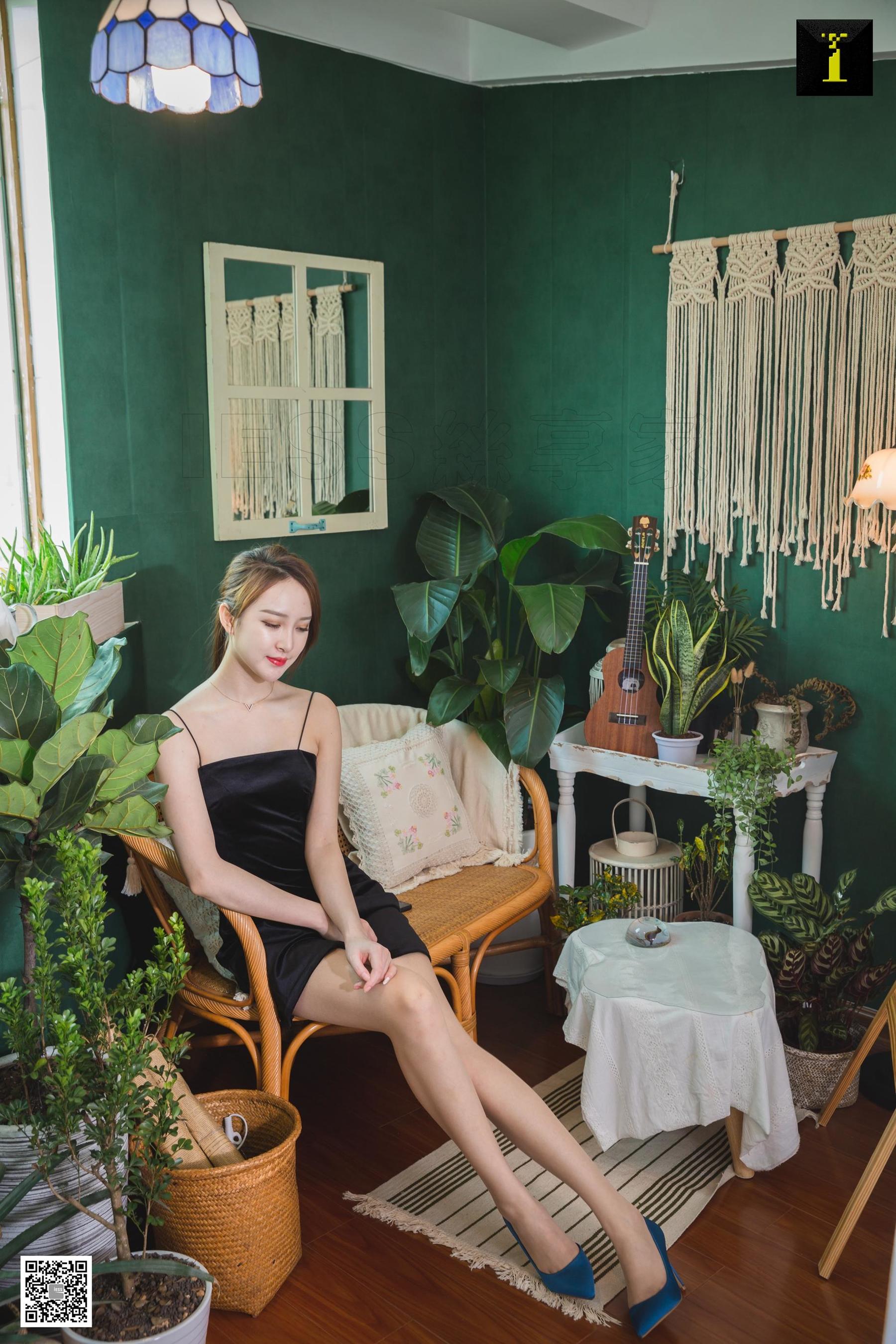 模特云芝《云芝绸面蓝色高跟》 [异思趣向IESS] 丝足美腿写真集