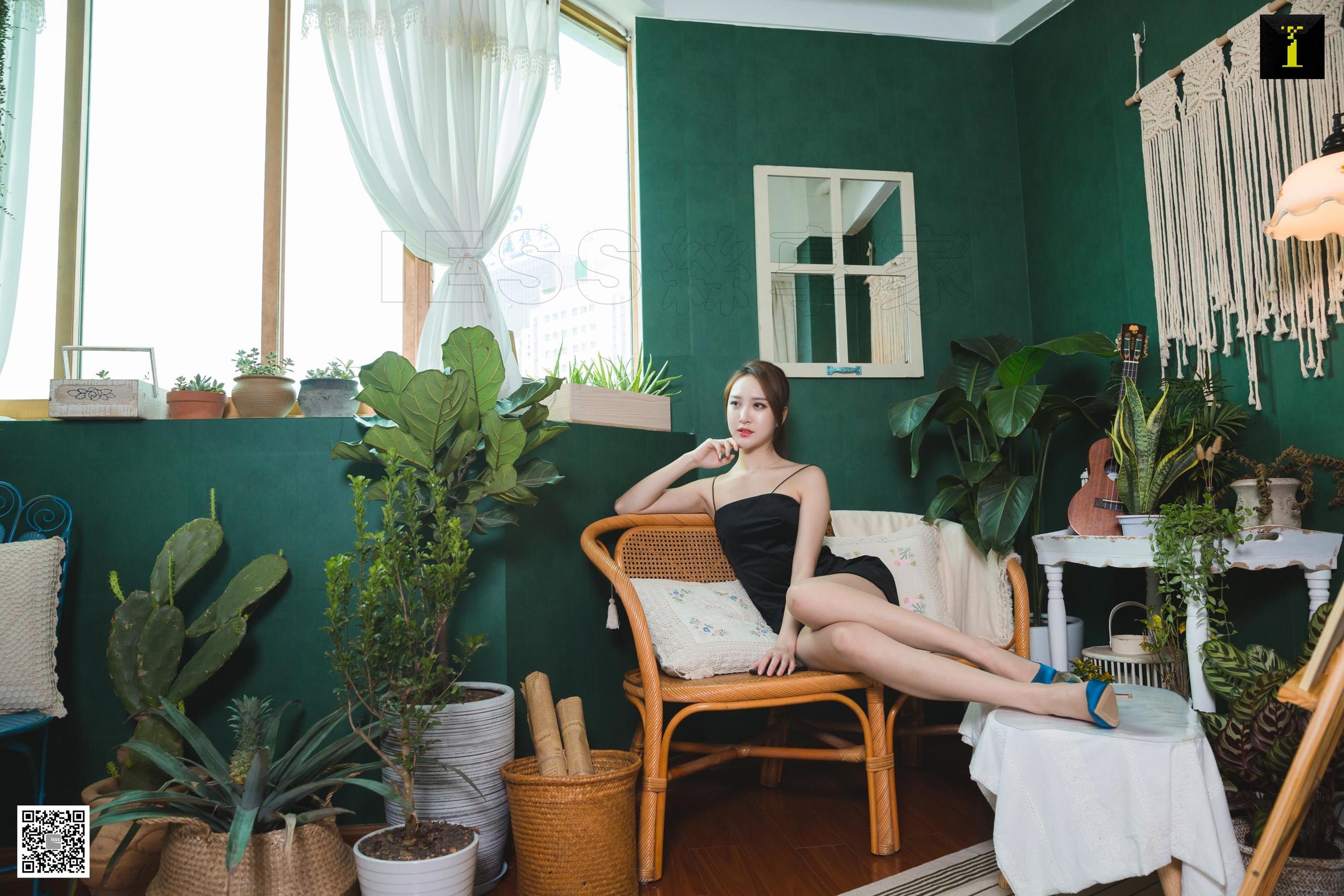 模特云芝《云芝绸面蓝色高跟》 [异思趣向IESS] 丝足美腿写真集