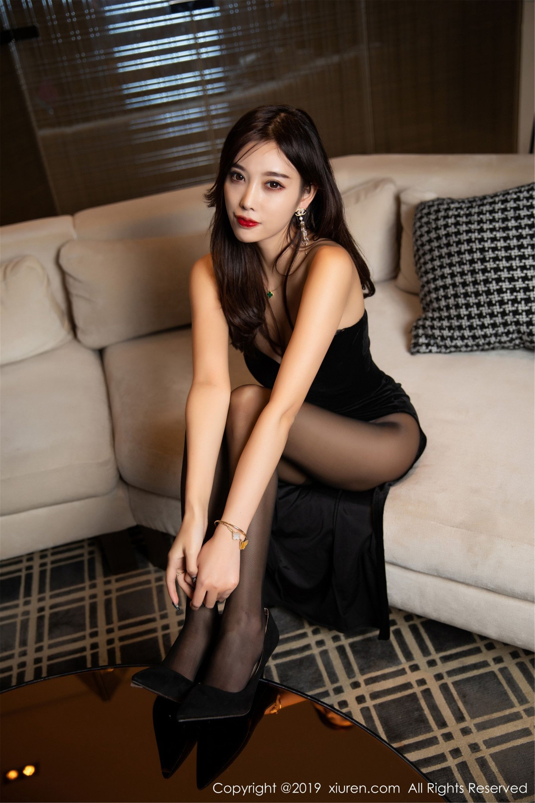 杨晨晨sugar《质感极致到销魂的黑丝诱惑》 [秀人XIUREN] No.1483 写真集