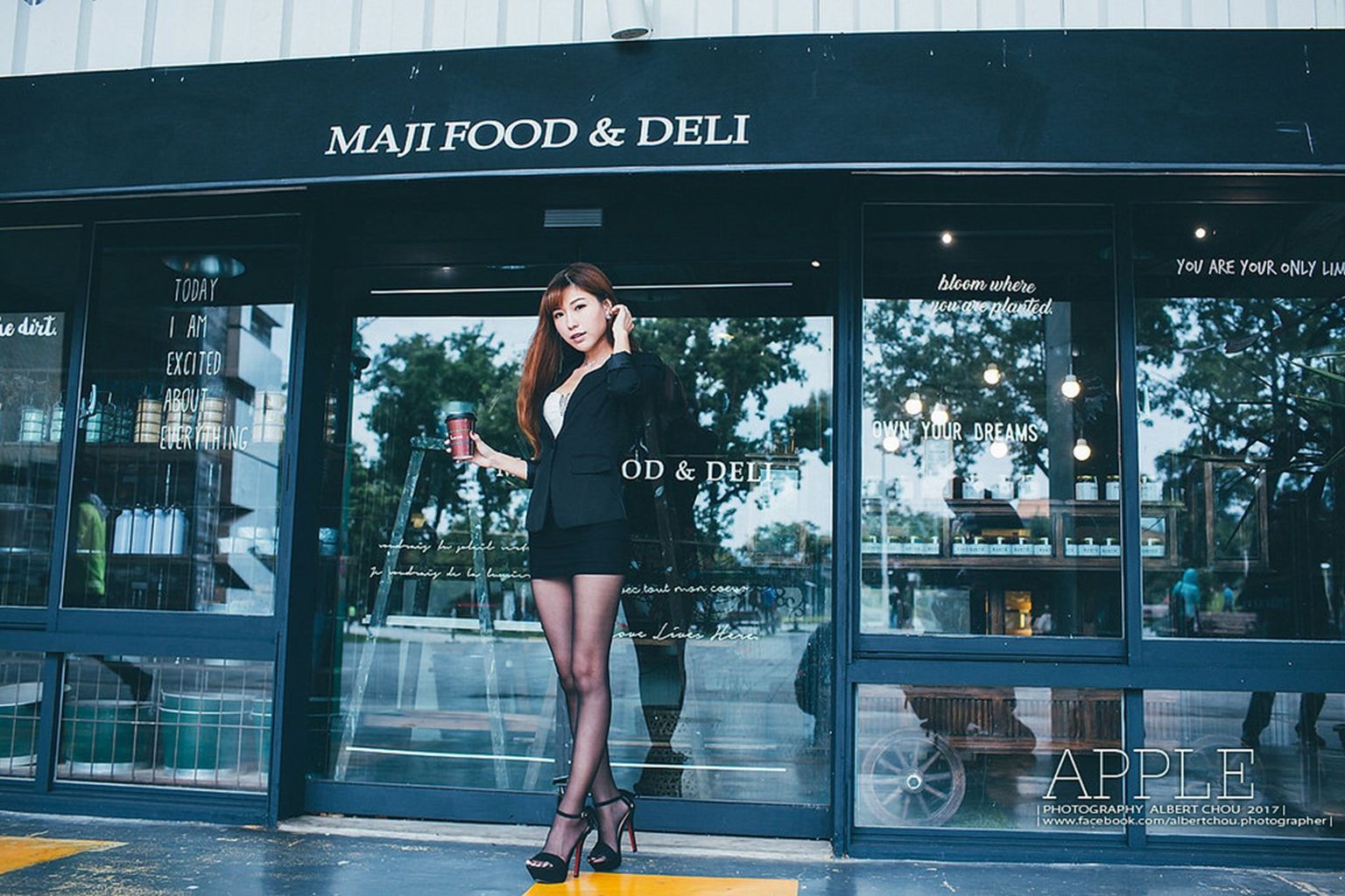 张闵净《街拍黑丝OL女神》 [台湾女神] 写真集