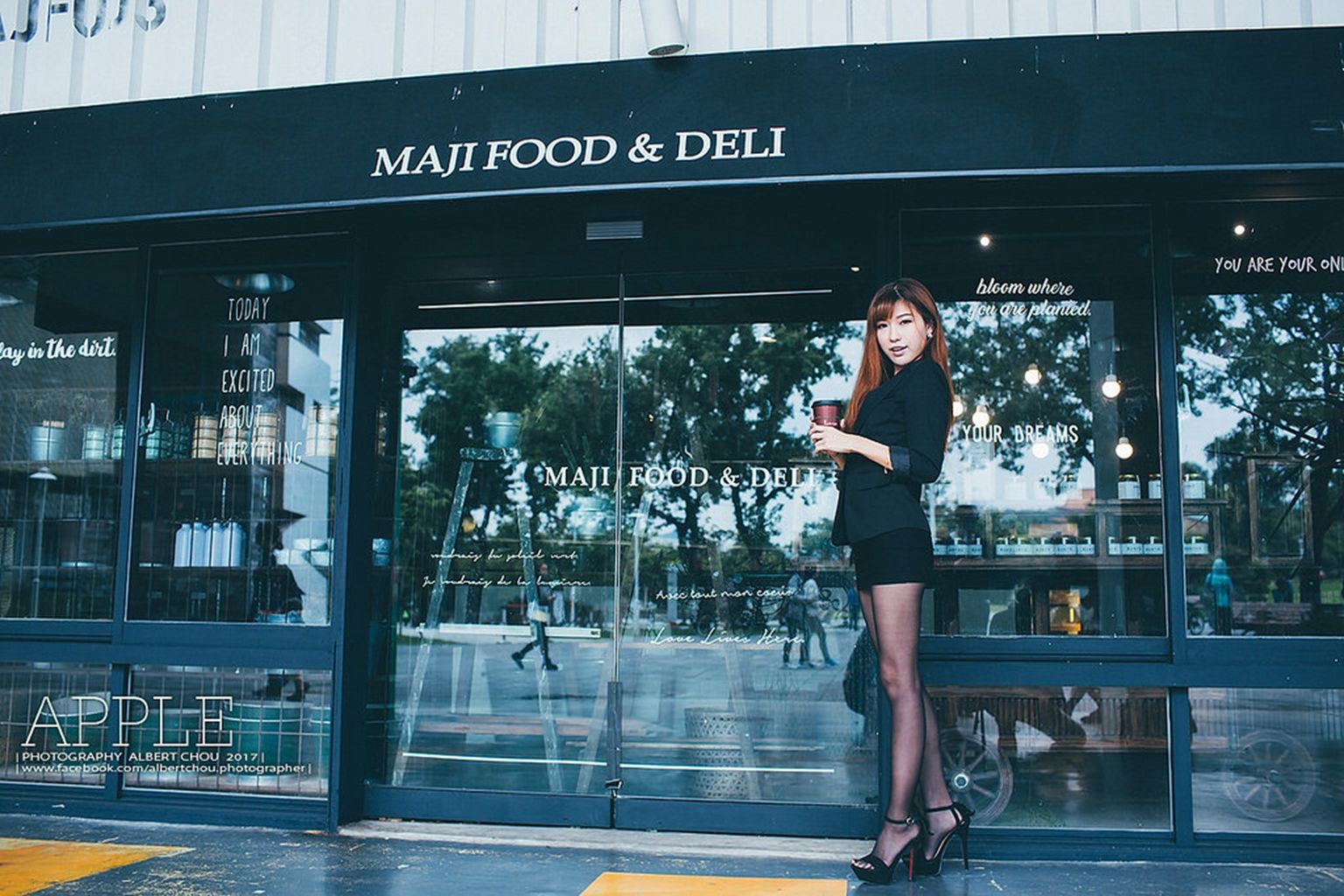 张闵净《街拍黑丝OL女神》 [台湾女神] 写真集