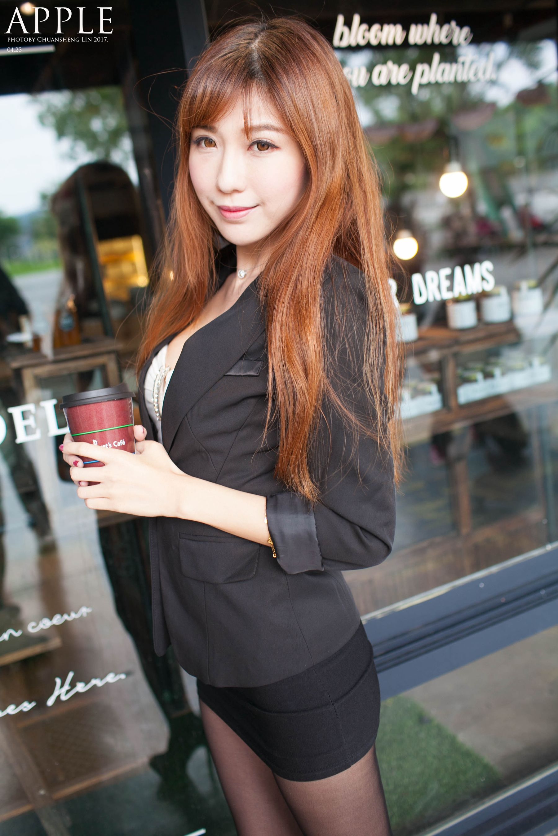 张闵净《街拍黑丝OL女神》 [台湾女神] 写真集