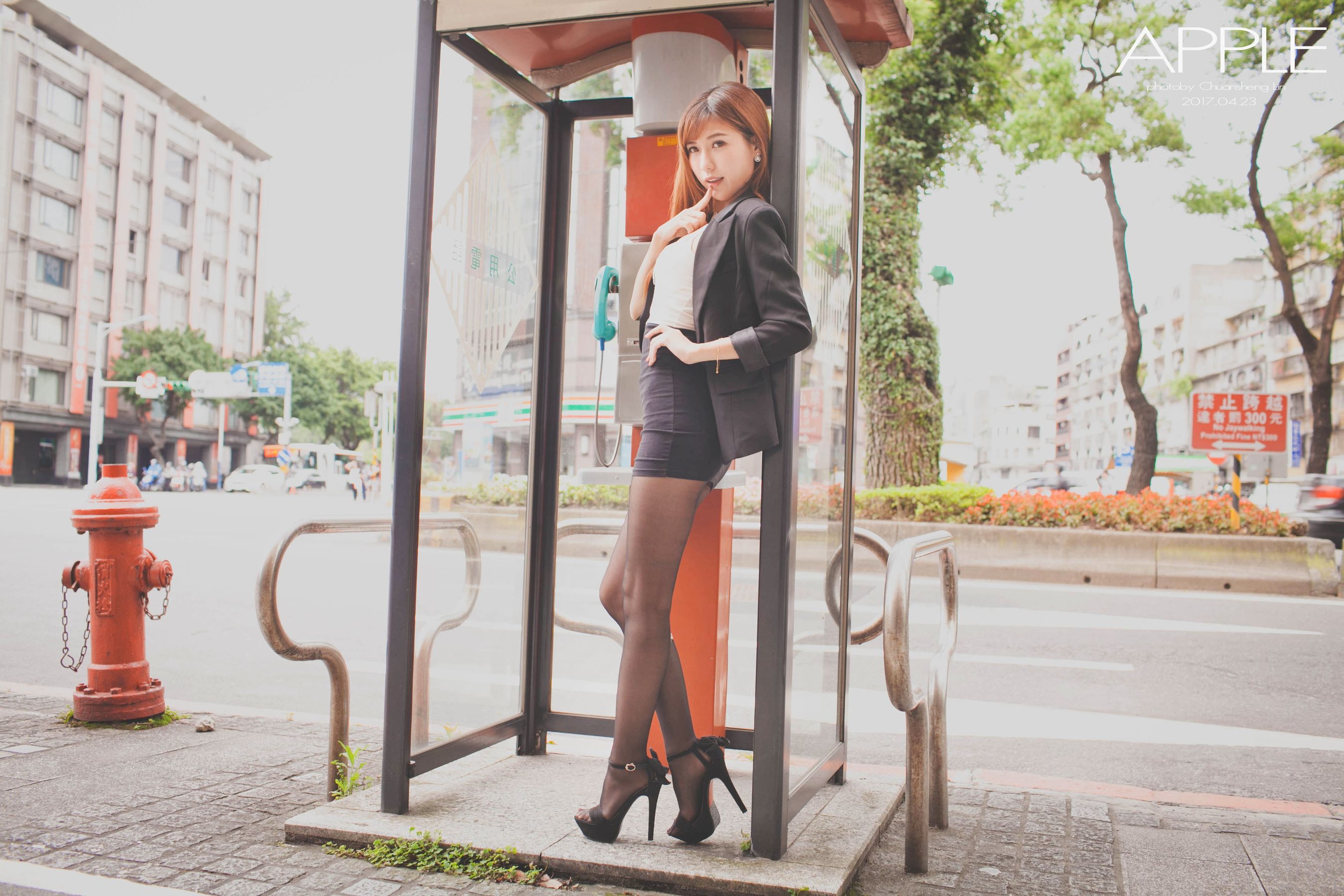 张闵净《街拍黑丝OL女神》 [台湾女神] 写真集