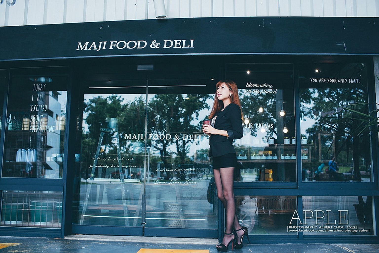 张闵净《街拍黑丝OL女神》 [台湾女神] 写真集