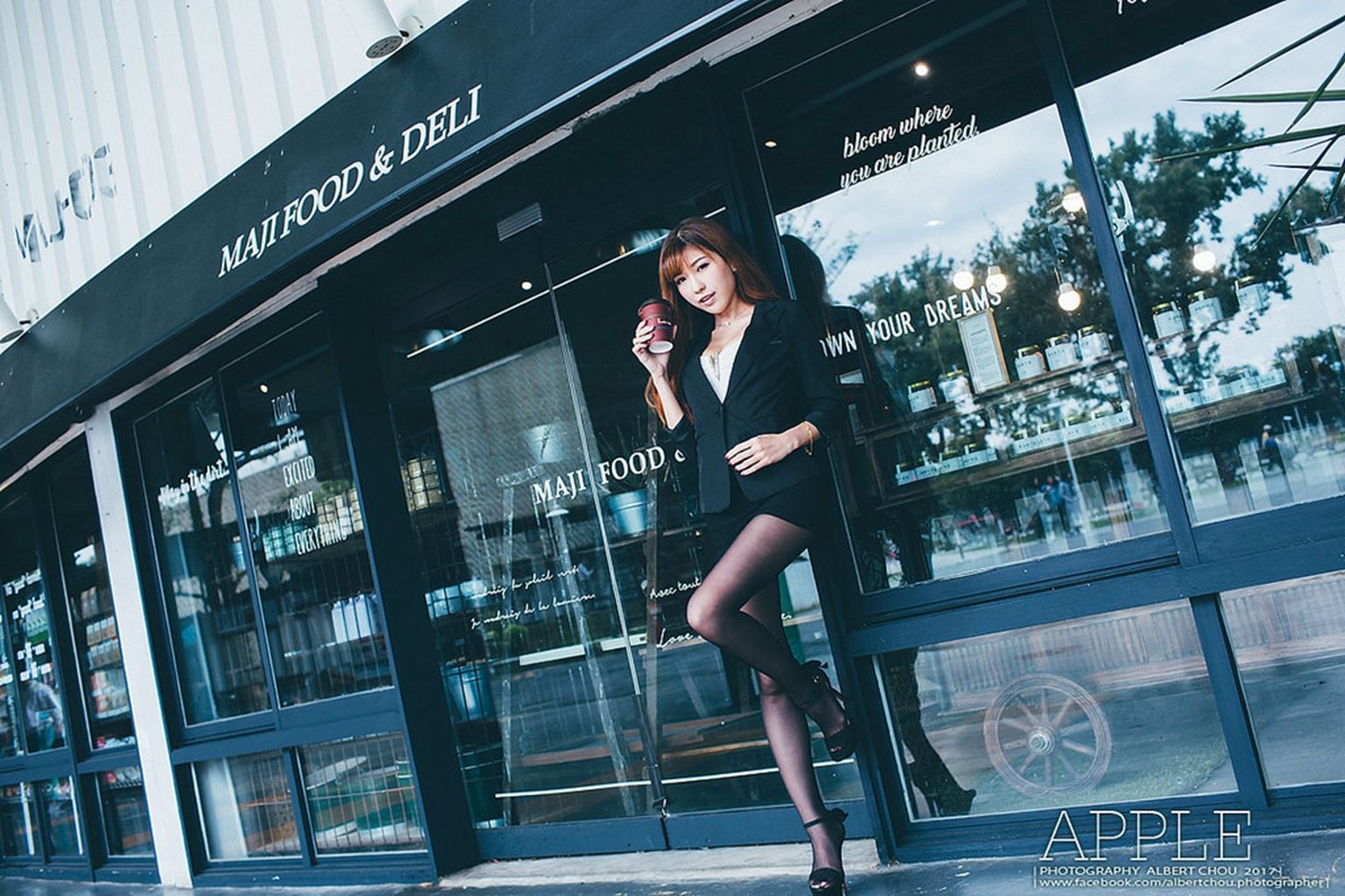 张闵净《街拍黑丝OL女神》 [台湾女神] 写真集