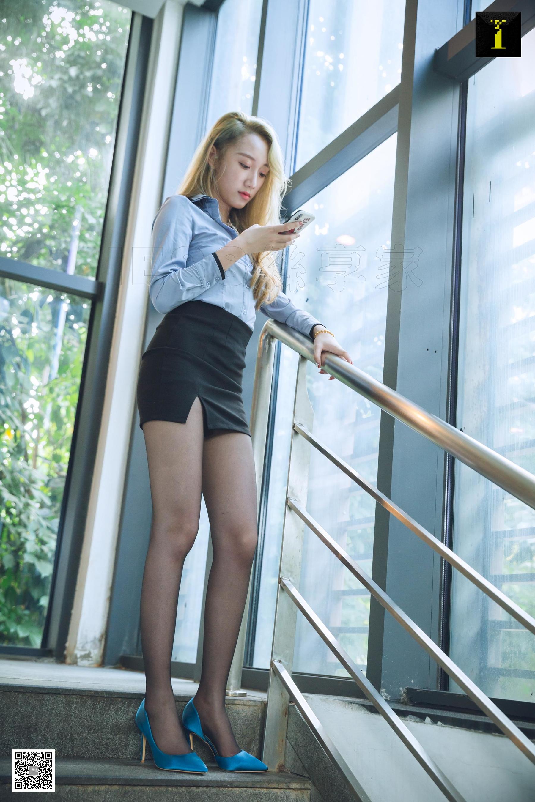 模特乐乐 《乐乐下班后闲坐》 [异思趣向IESS] 写真集