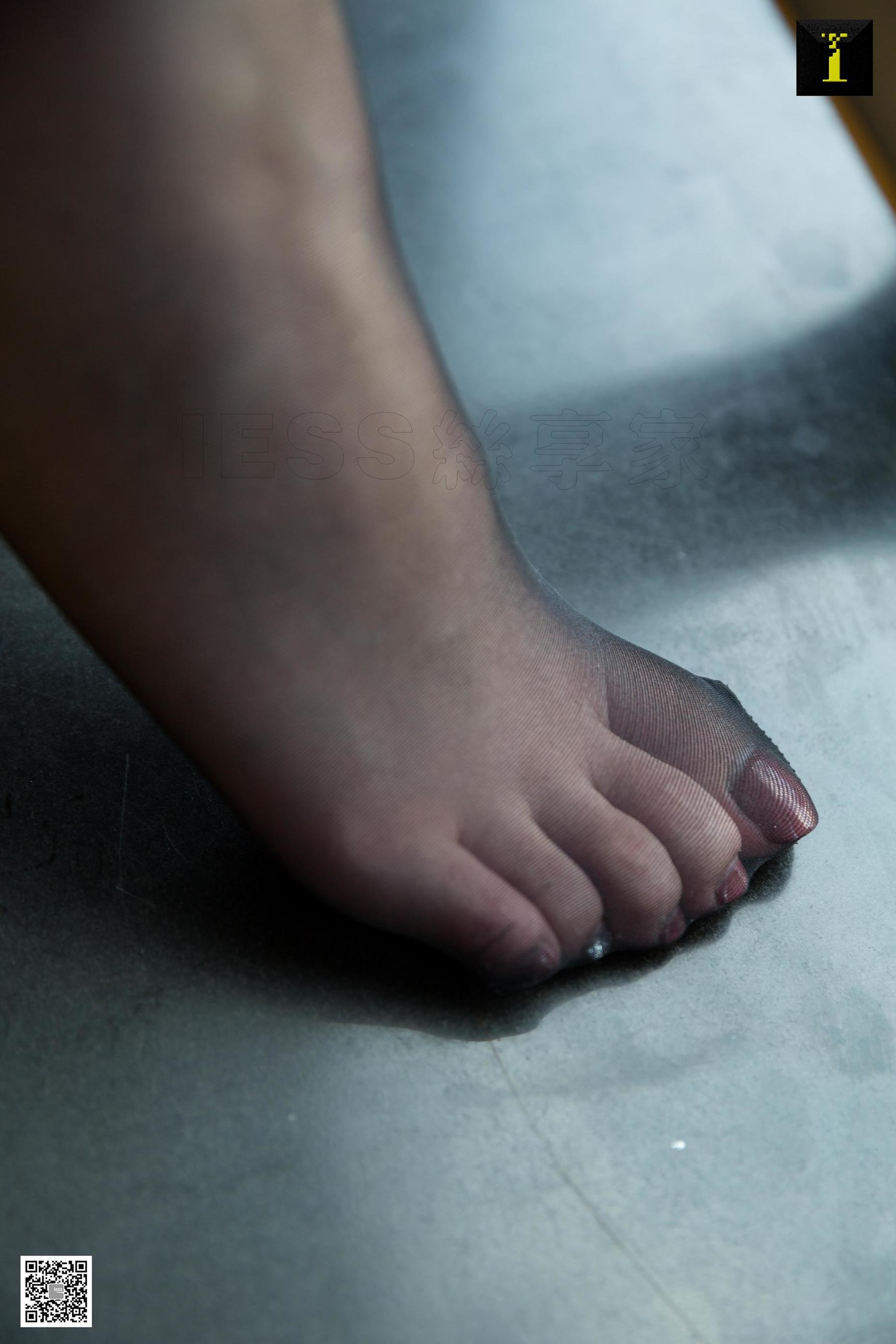 模特乐乐 《乐乐下班后闲坐》 [异思趣向IESS] 写真集