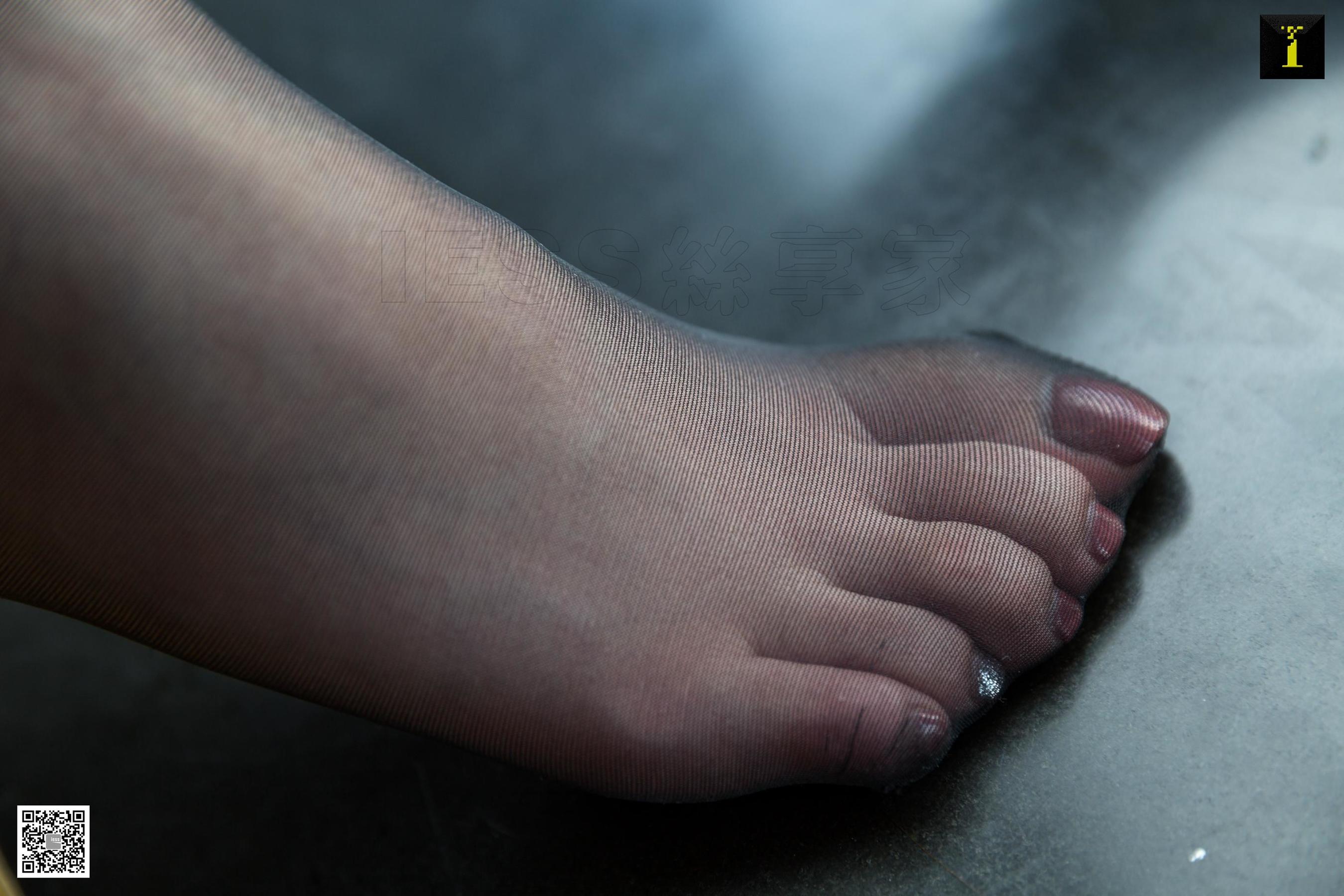 模特乐乐 《乐乐下班后闲坐》 [异思趣向IESS] 写真集