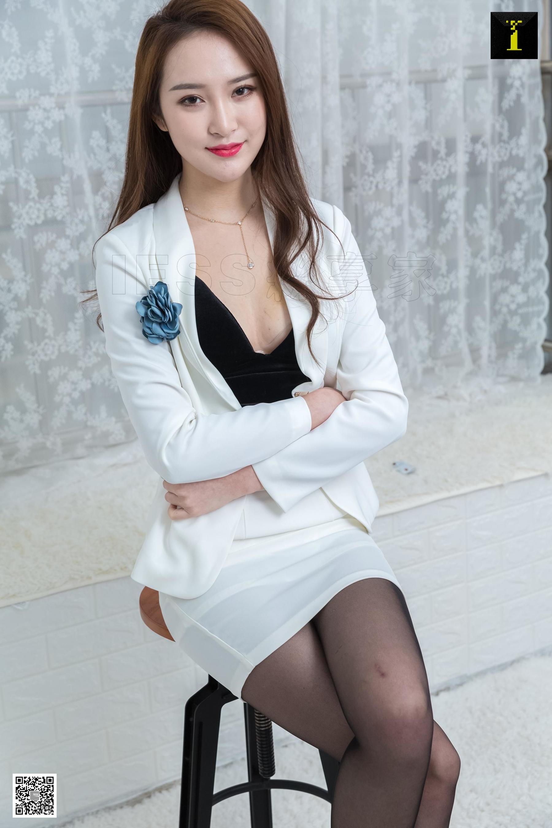 模特云芝 《云芝的白领套装》 [异思趣向IESS] 写真集