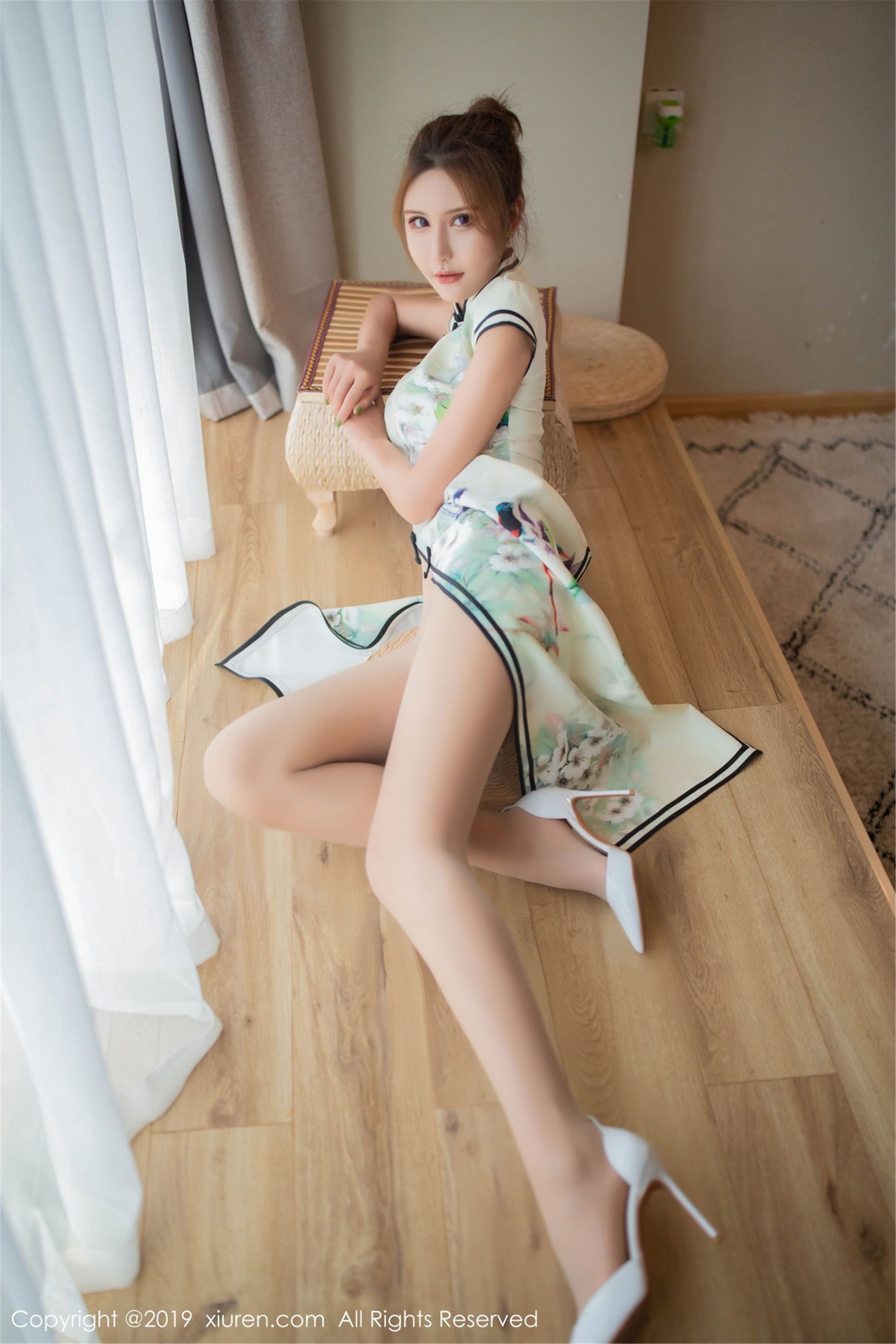 Emily顾奈奈酱《古典韵味旗袍与现代性感丝袜》 [秀人XIUREN] No.1542 写真集