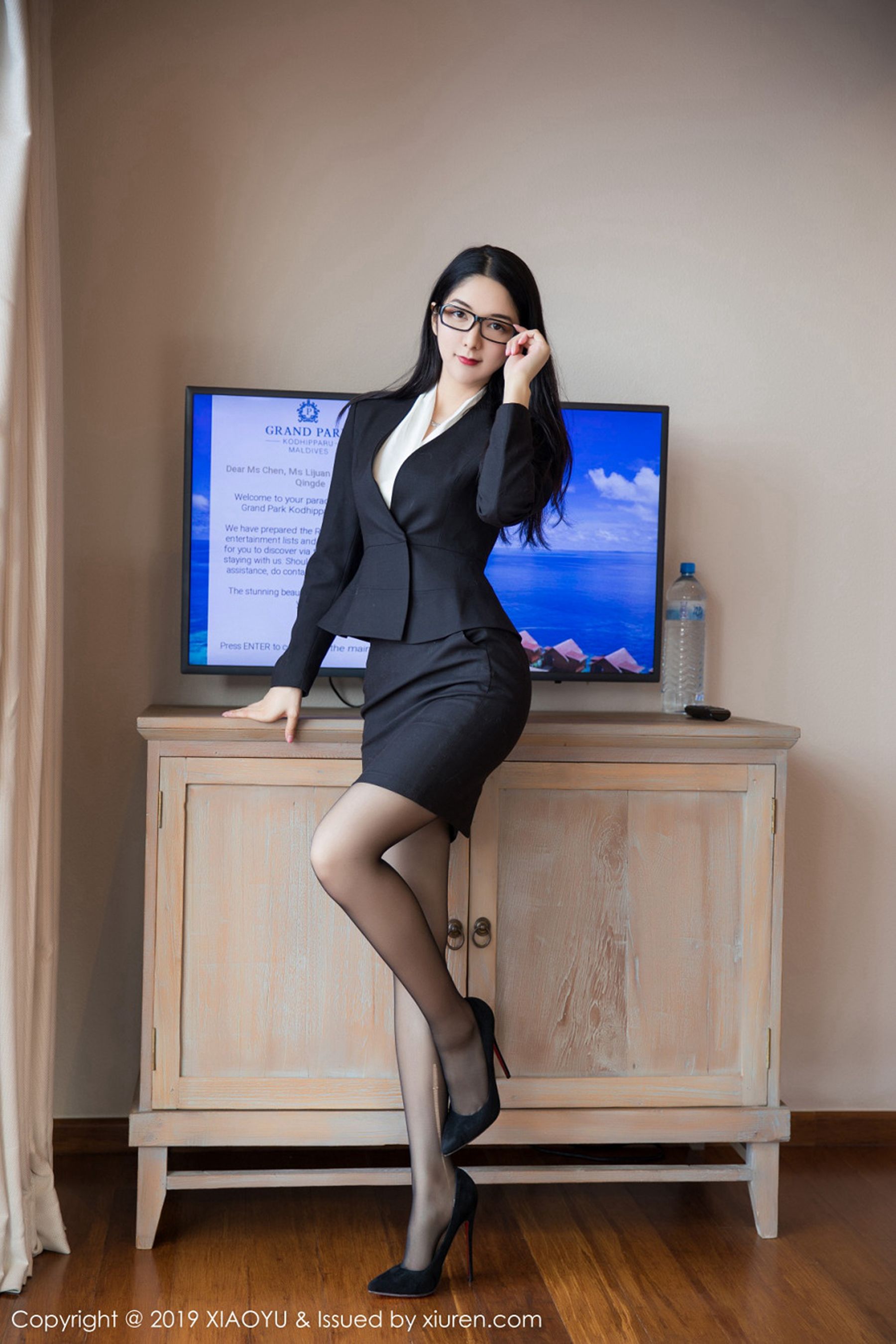 Angela喜欢猫《眼镜OL黑丝短裙》 [语画界XIAOYU] Vol.098 写真集