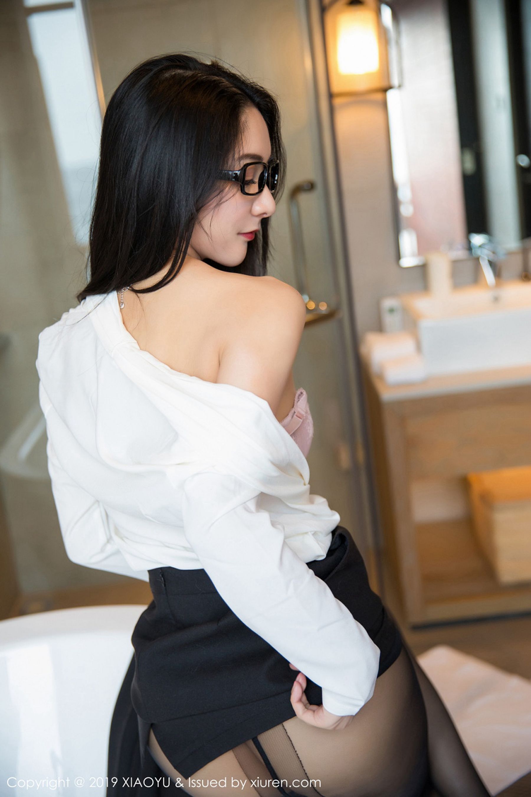 Angela喜欢猫《眼镜OL黑丝短裙》 [语画界XIAOYU] Vol.098 写真集