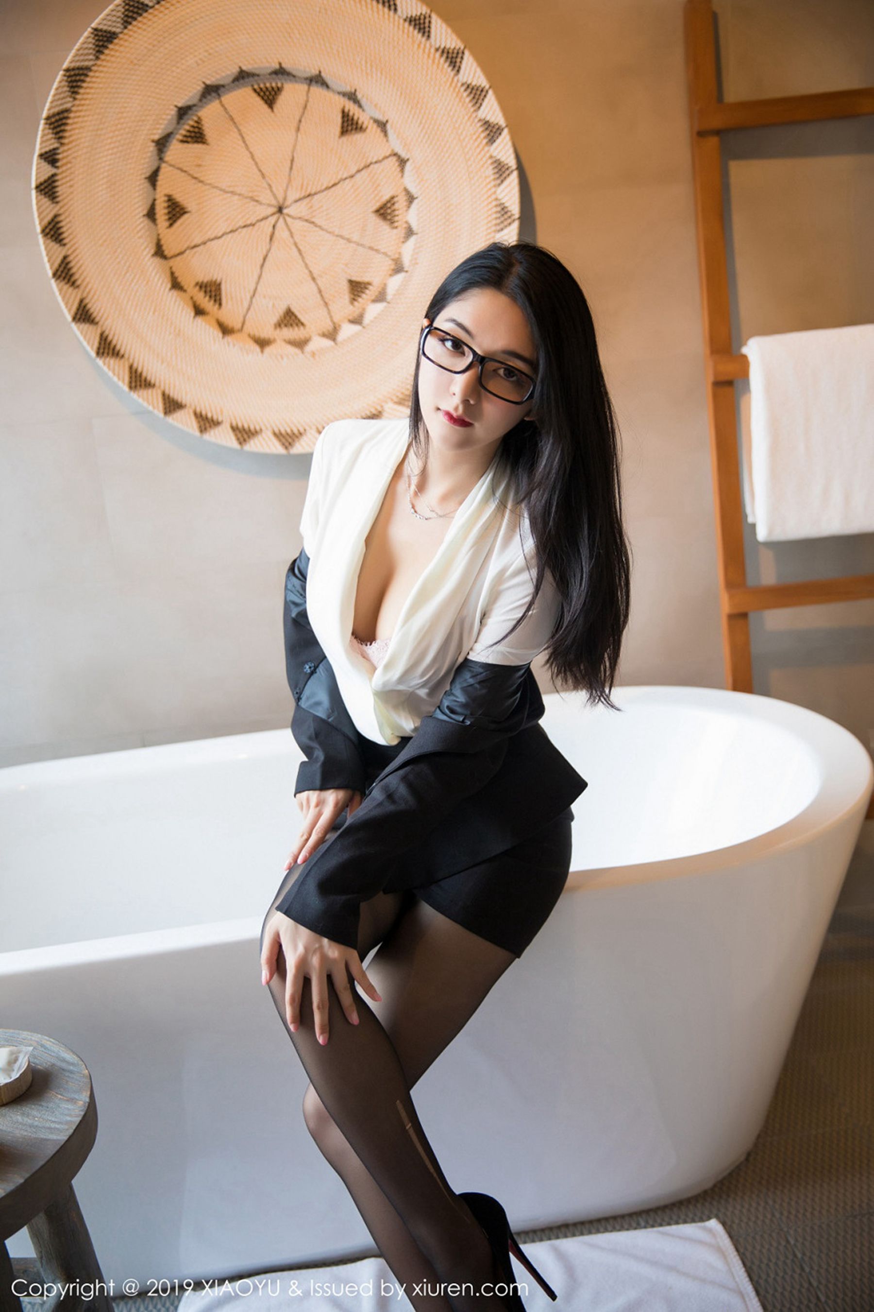 Angela喜欢猫《眼镜OL黑丝短裙》 [语画界XIAOYU] Vol.098 写真集