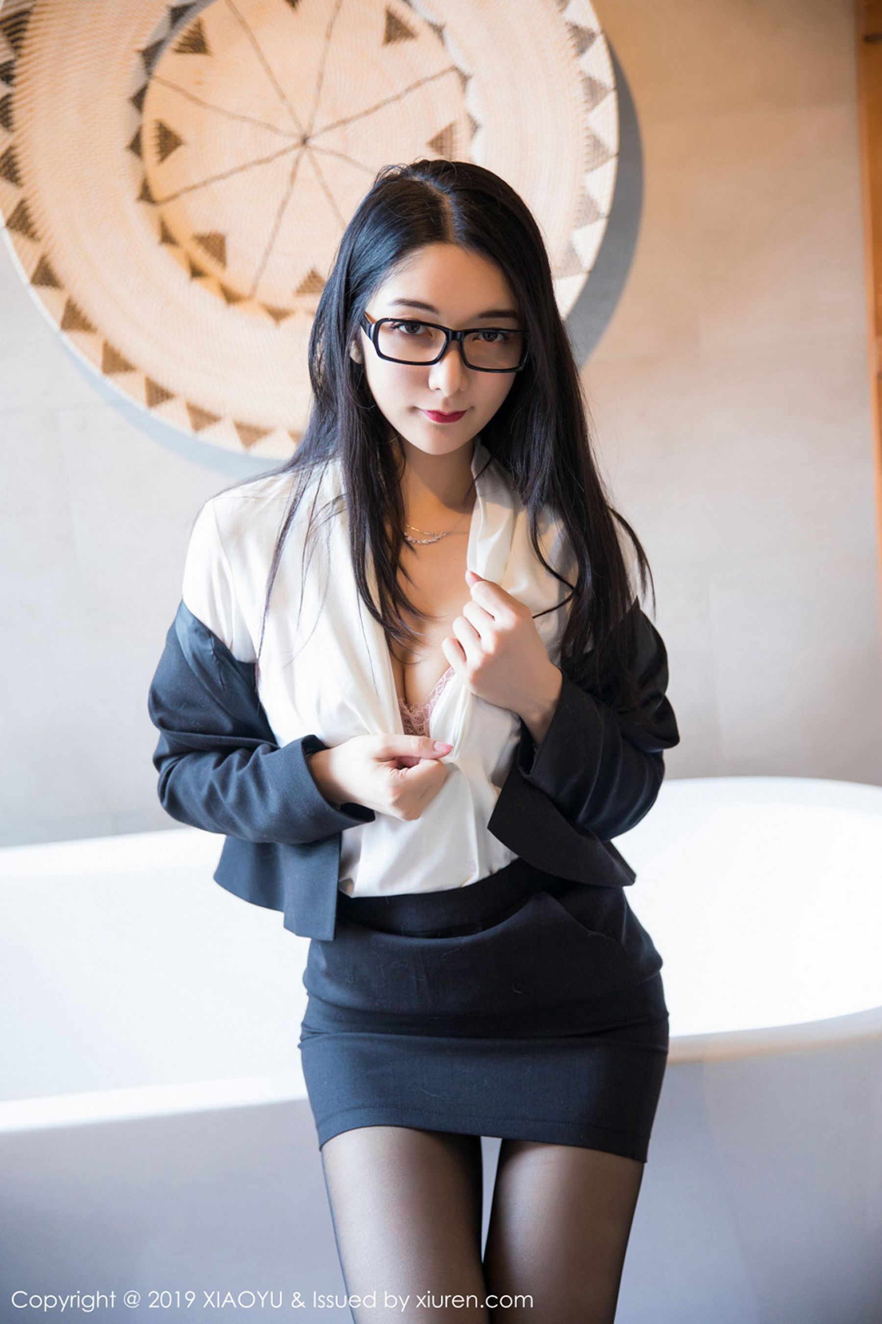 Angela喜欢猫《眼镜OL黑丝短裙》 [语画界XIAOYU] Vol.098 写真集