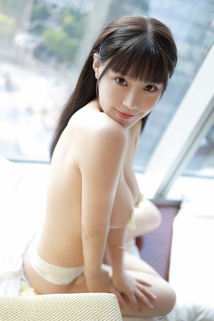 清纯嫩妹朱可儿薯片贴乳等你品尝