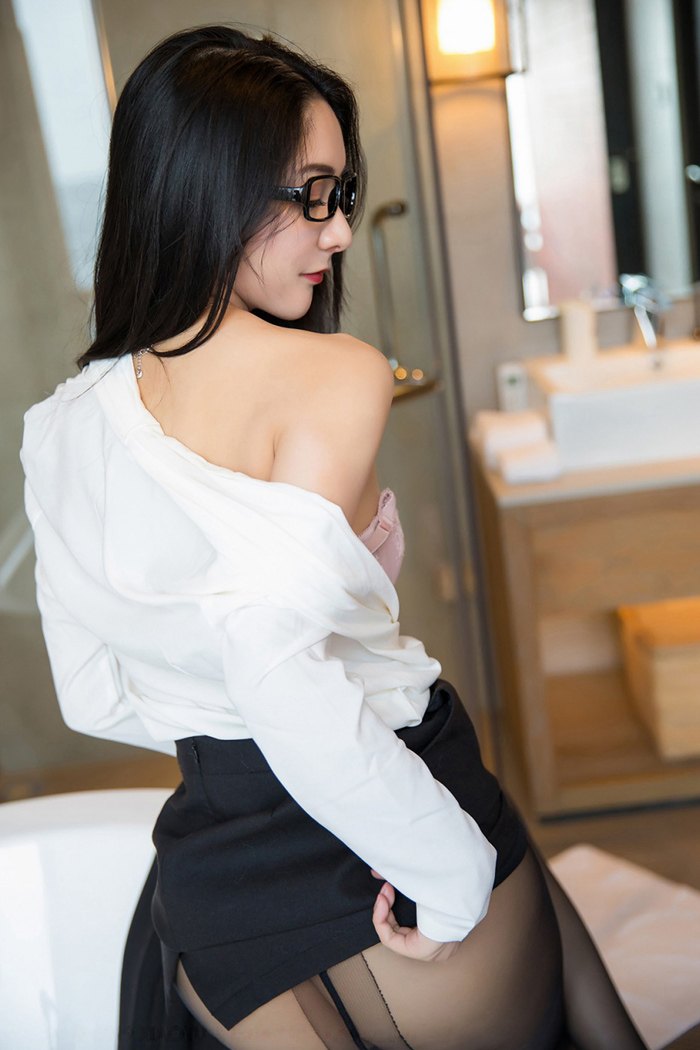 黑丝女秘小热巴职业装大秀酥胸美腿