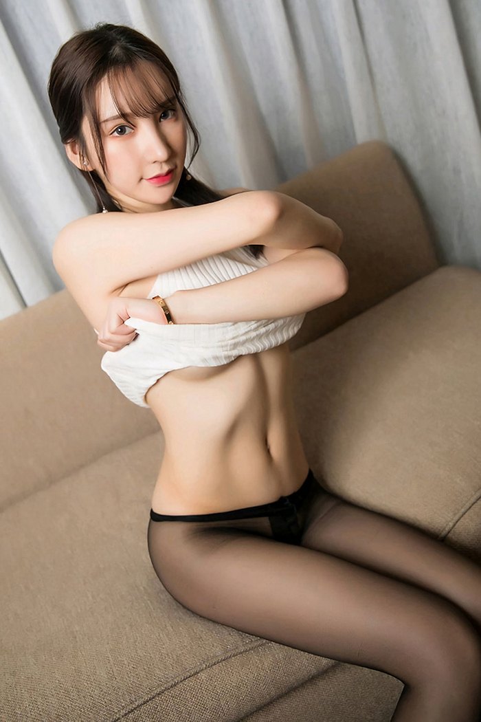 极品秘书周于希黑丝高跟不经意露出