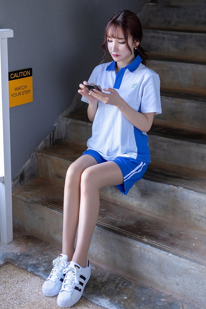 学生妹周于希偷玩手机遭尹菲老师调教