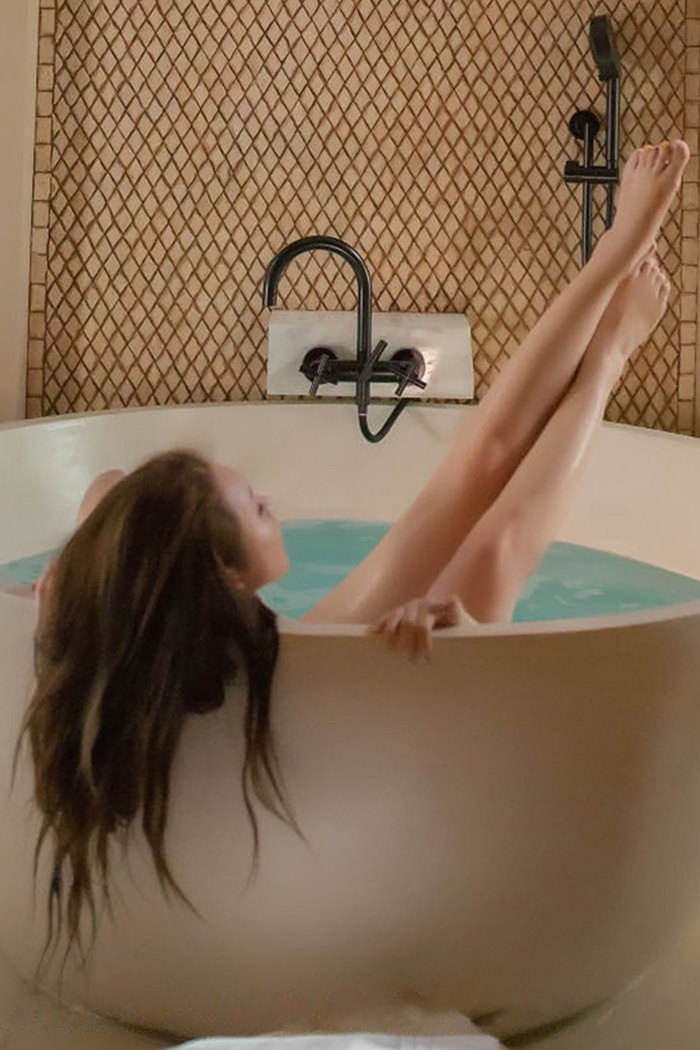 丰润人妻尤妮丝午后白纱入浴勾人