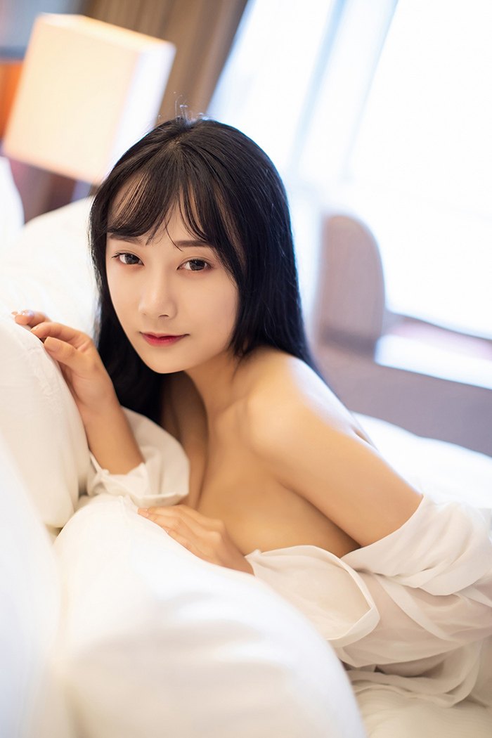 魅惑佳人何嘉颖酥胸饱满长腿迷人