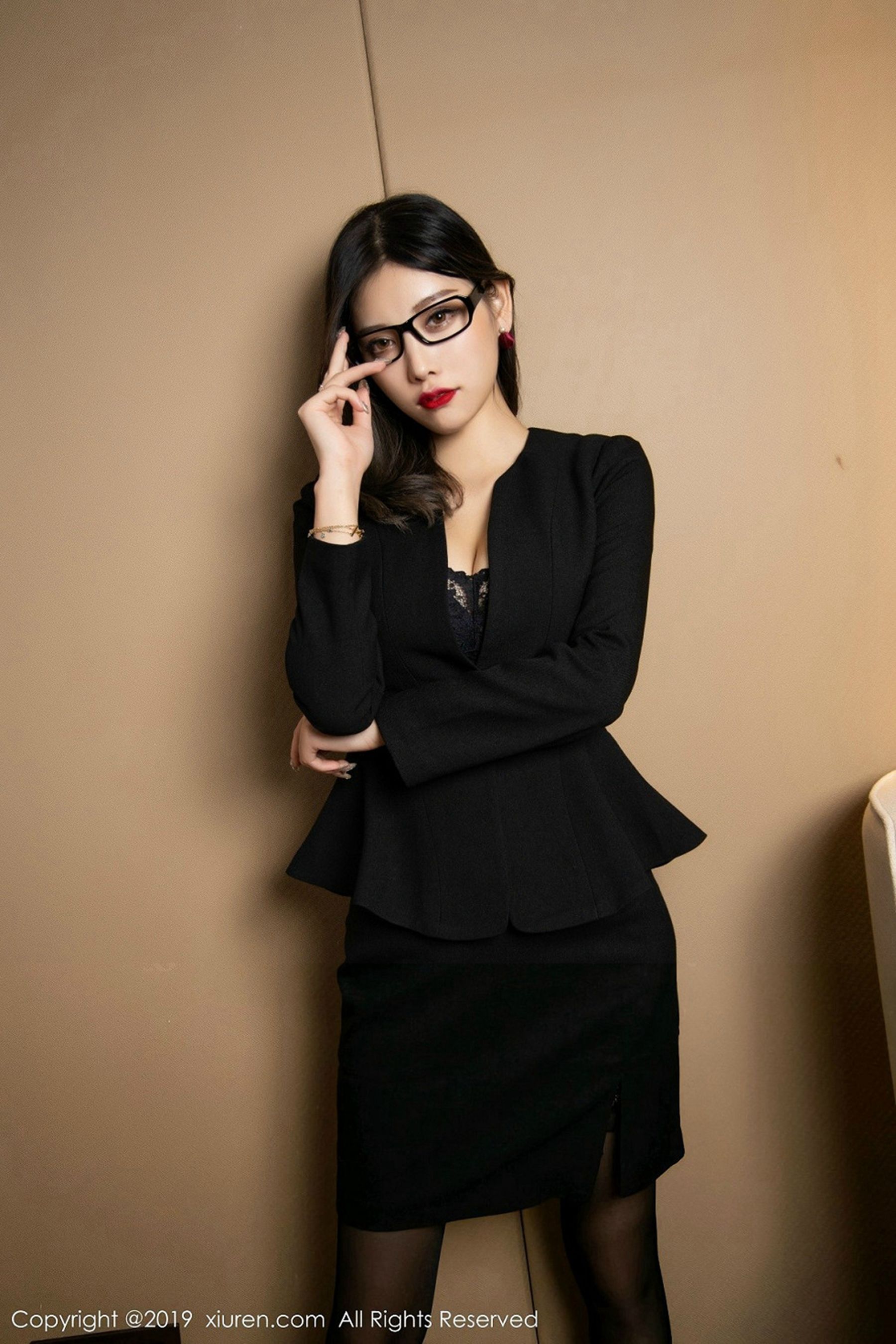 杨晨晨sugar《秘书黑丝服饰装扮》 [秀人XIUREN] No.1616 写真集