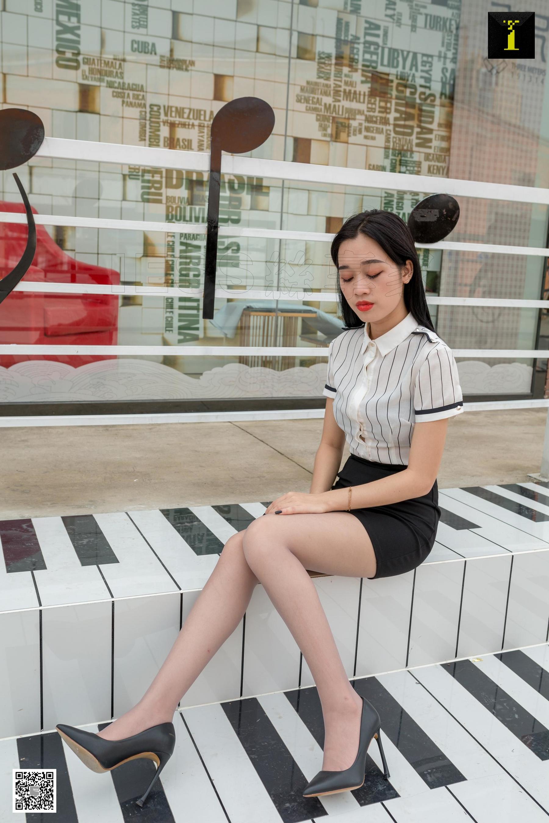 可乐 《偶遇白领街拍》 [IESS一千零一夜] 丝袜美腿写真集