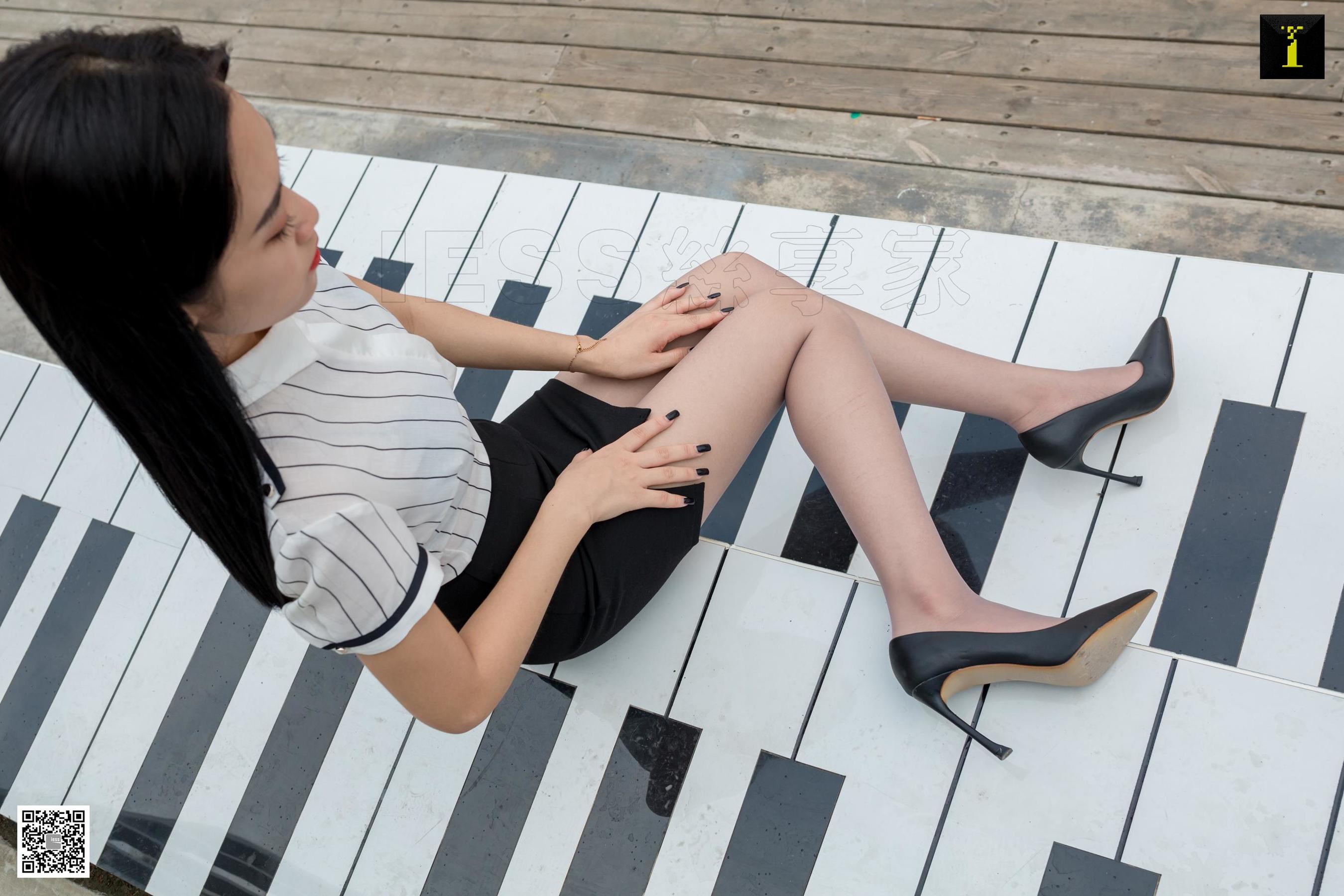 可乐 《偶遇白领街拍》 [IESS一千零一夜] 丝袜美腿写真集