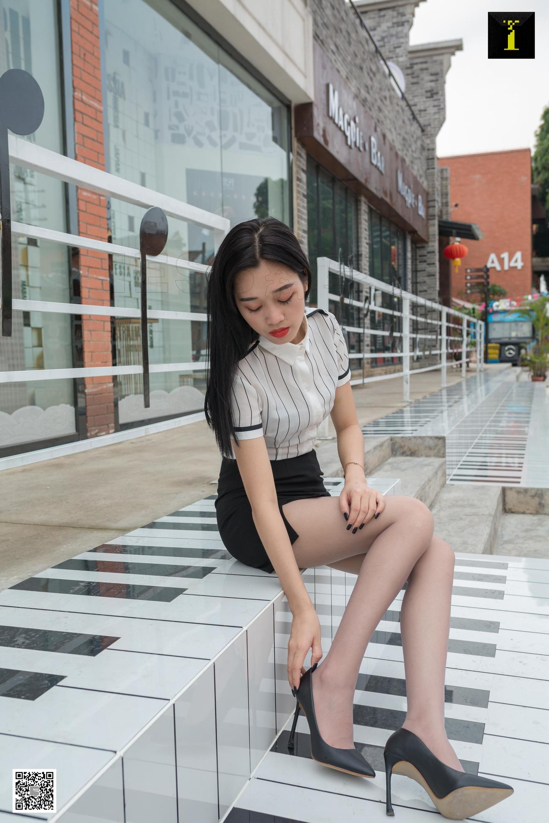 可乐 《偶遇白领街拍》 [IESS一千零一夜] 丝袜美腿写真集