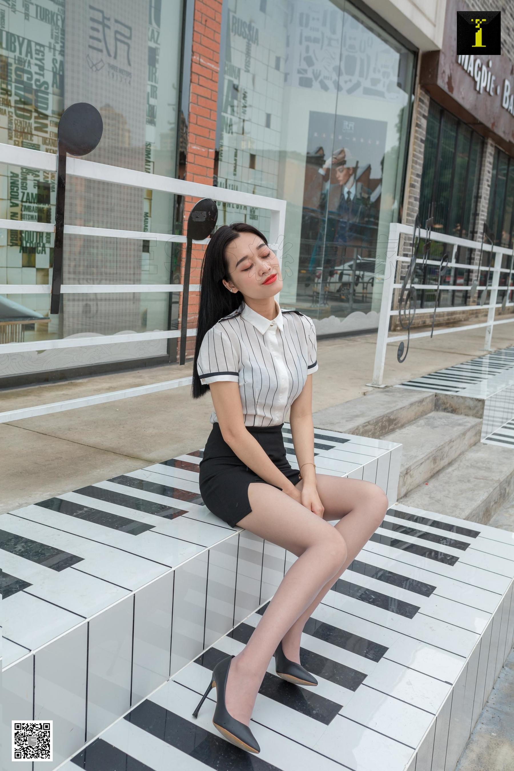 可乐 《偶遇白领街拍》 [IESS一千零一夜] 丝袜美腿写真集