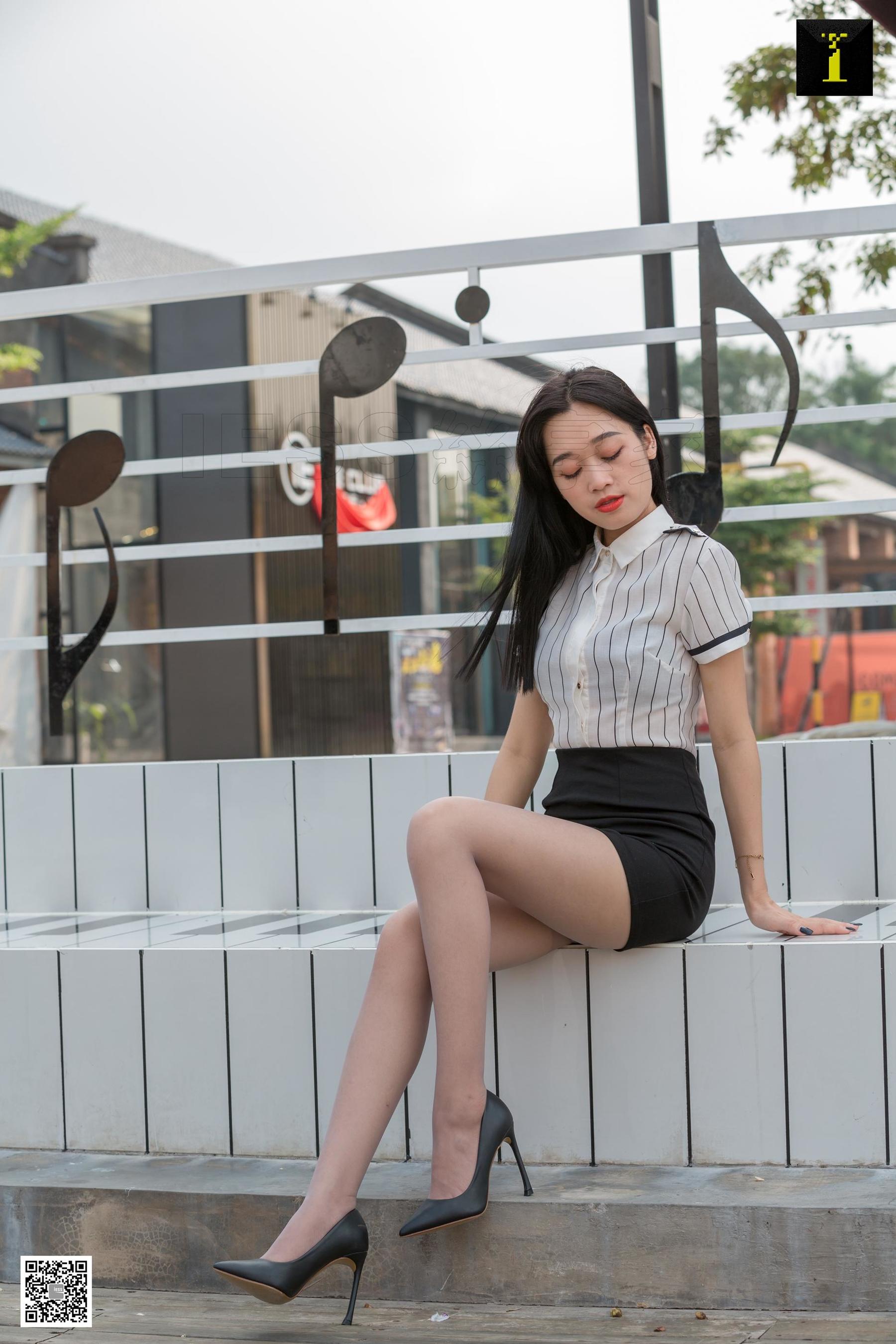 可乐 《偶遇白领街拍》 [IESS一千零一夜] 丝袜美腿写真集