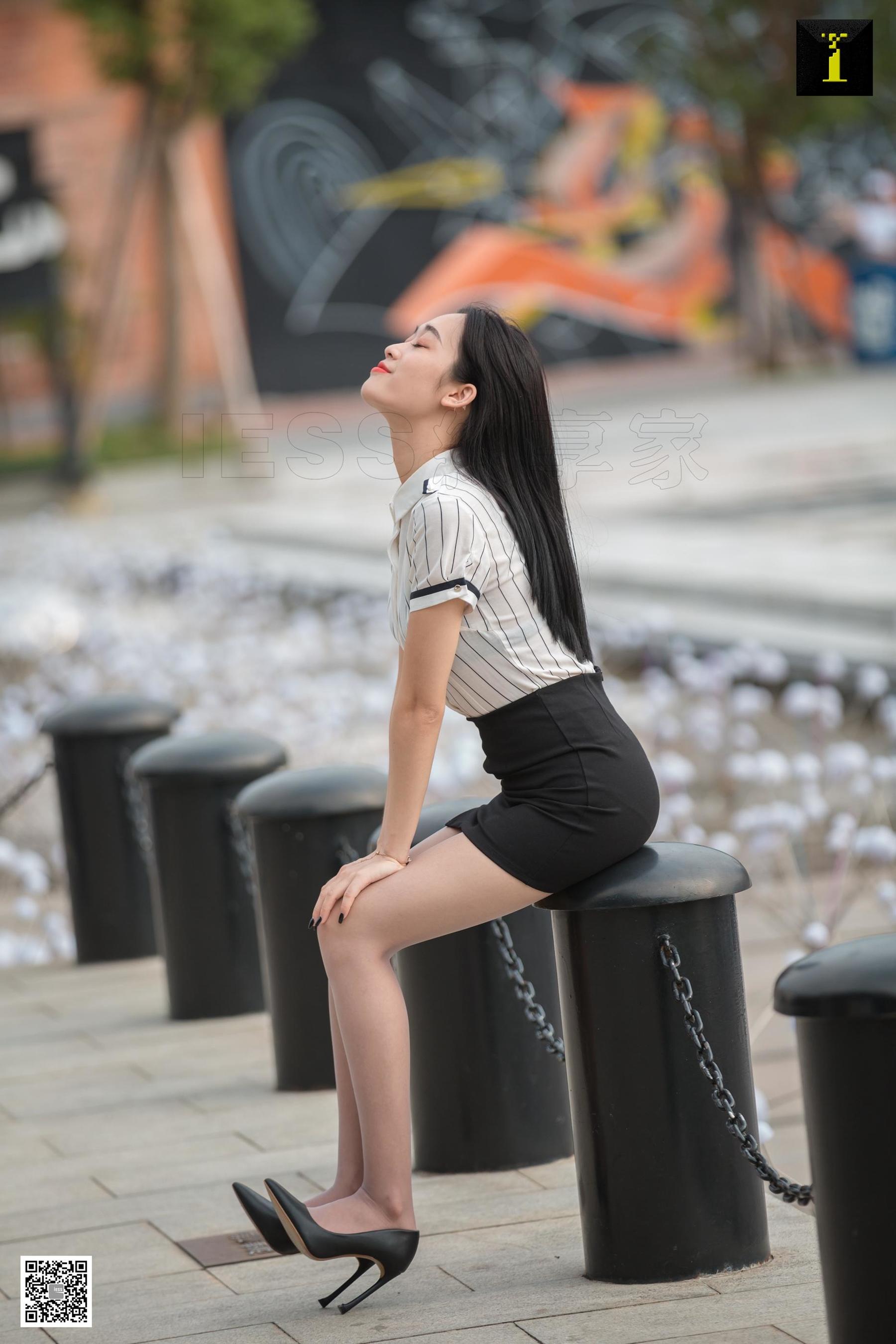 可乐 《偶遇白领街拍》 [IESS一千零一夜] 丝袜美腿写真集