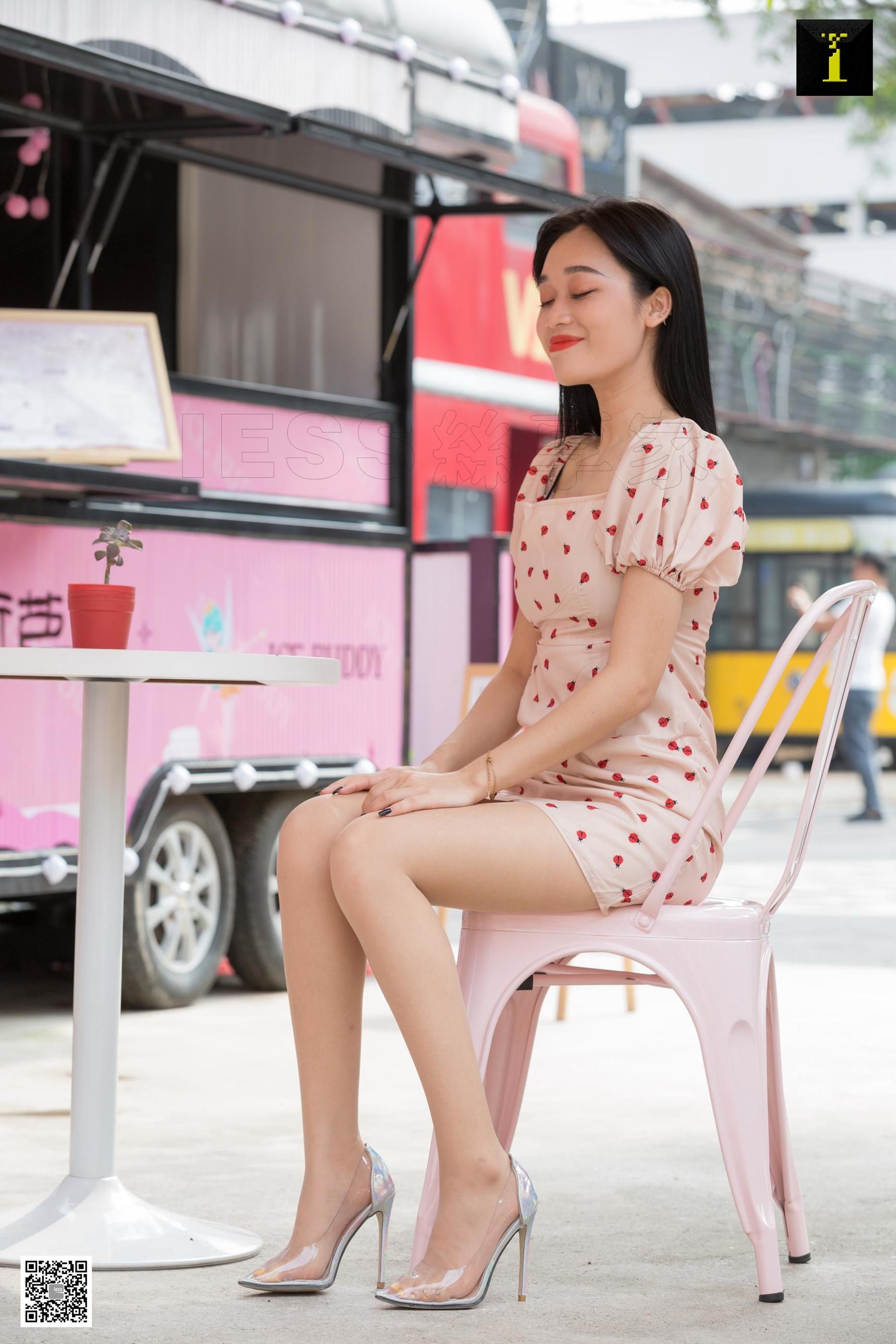 可乐 《少女感街拍》 [IESS一千零一夜] 丝袜美腿写真集