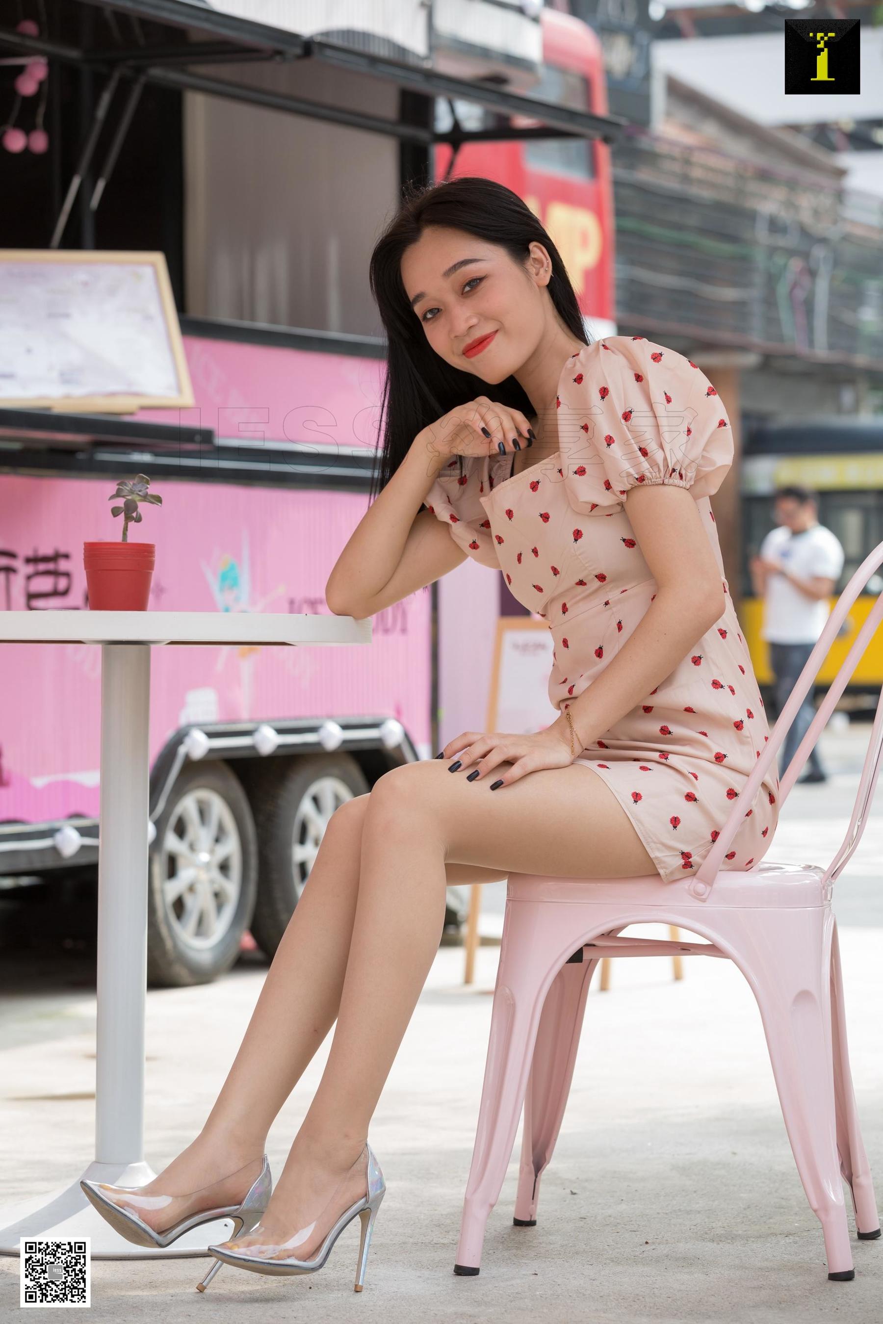 可乐 《少女感街拍》 [IESS一千零一夜] 丝袜美腿写真集