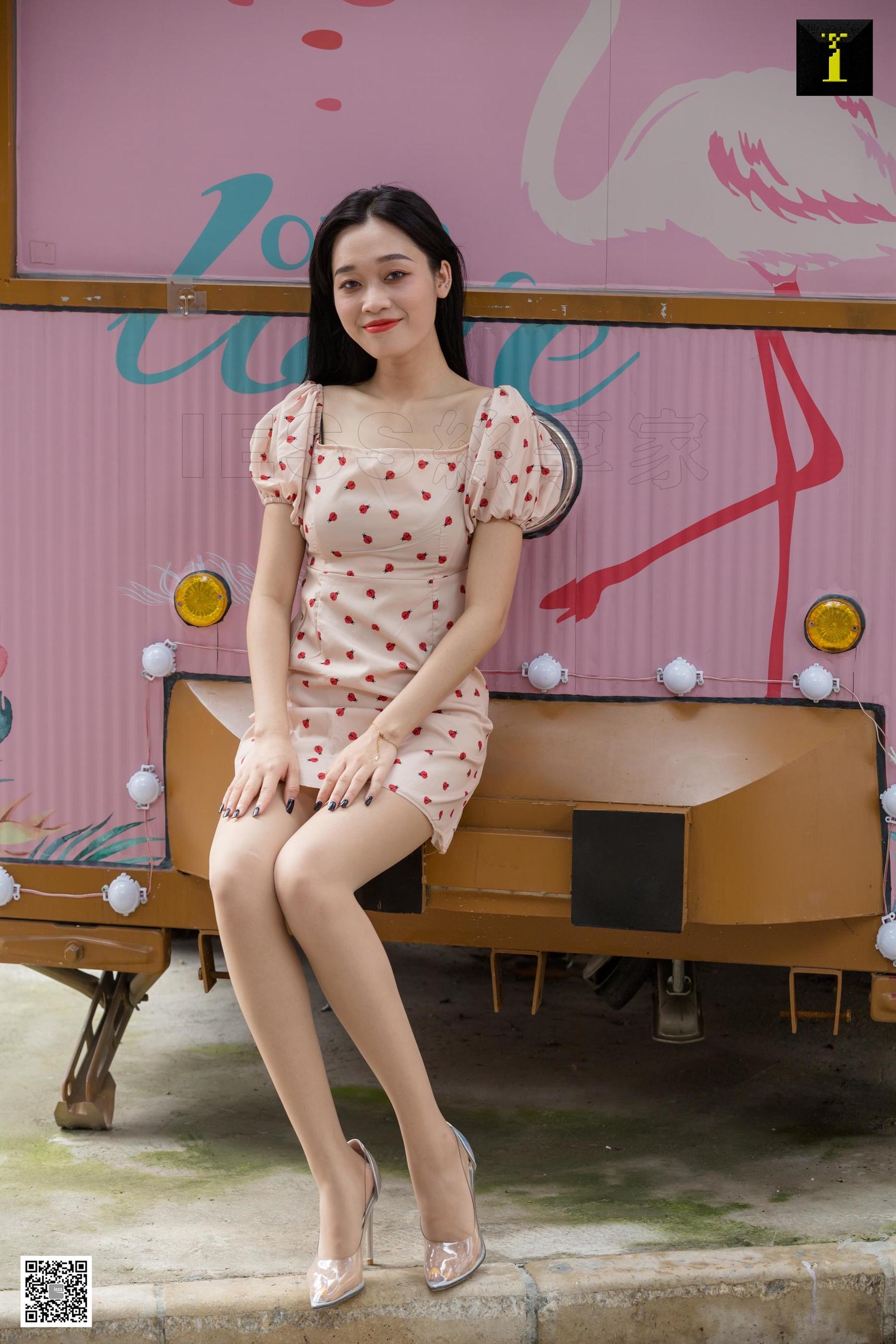 可乐 《少女感街拍》 [IESS一千零一夜] 丝袜美腿写真集