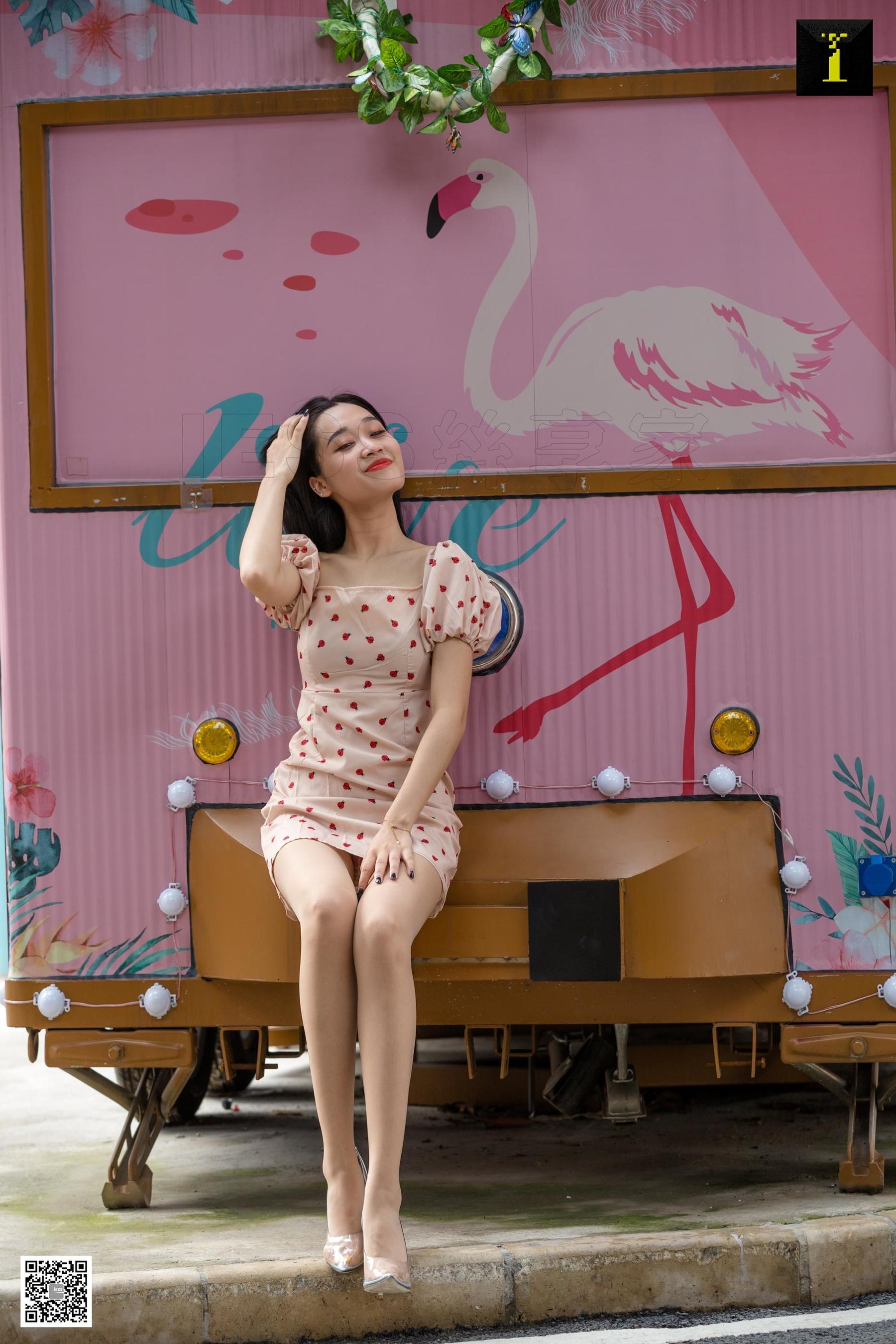 可乐 《少女感街拍》 [IESS一千零一夜] 丝袜美腿写真集