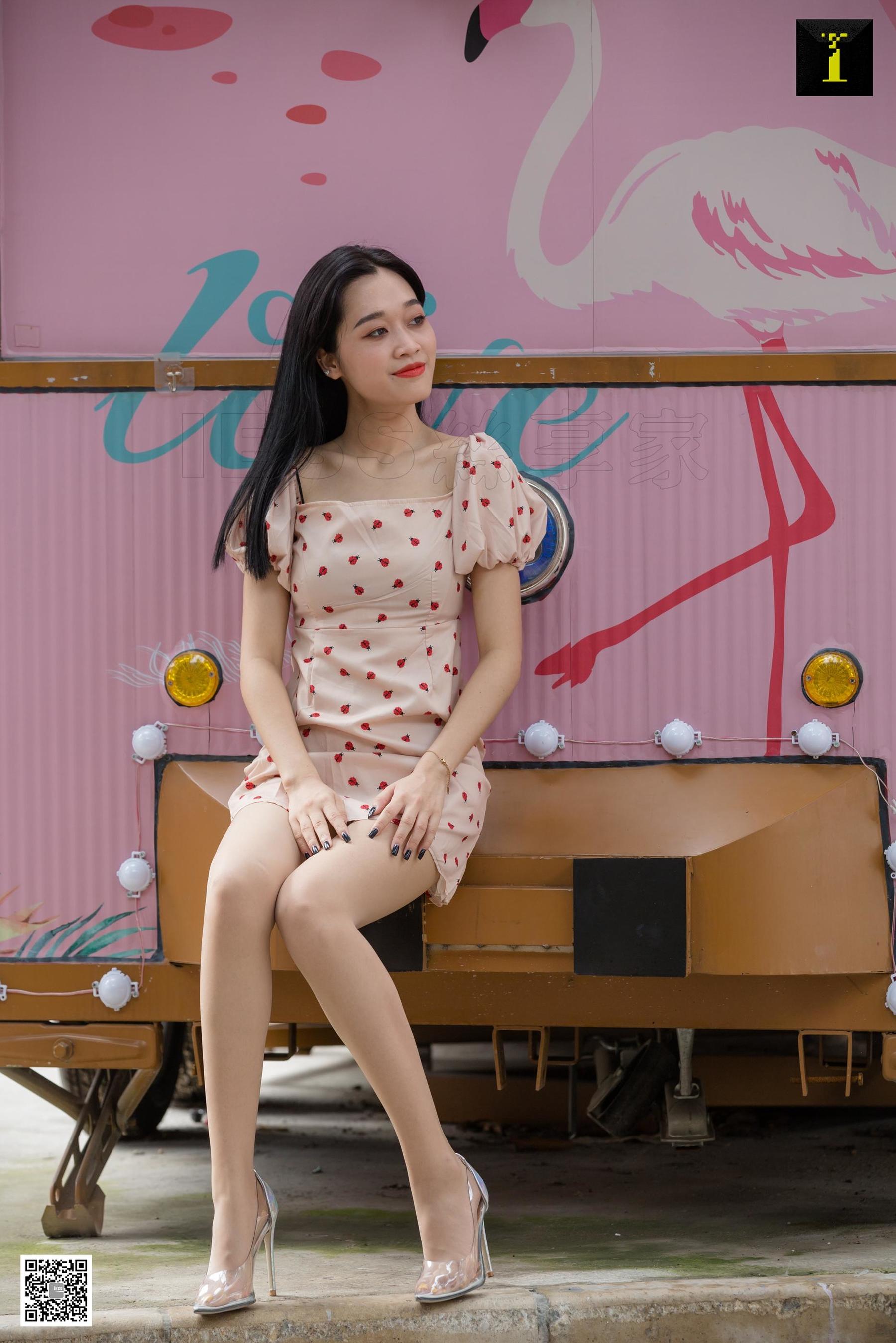 可乐 《少女感街拍》 [IESS一千零一夜] 丝袜美腿写真集