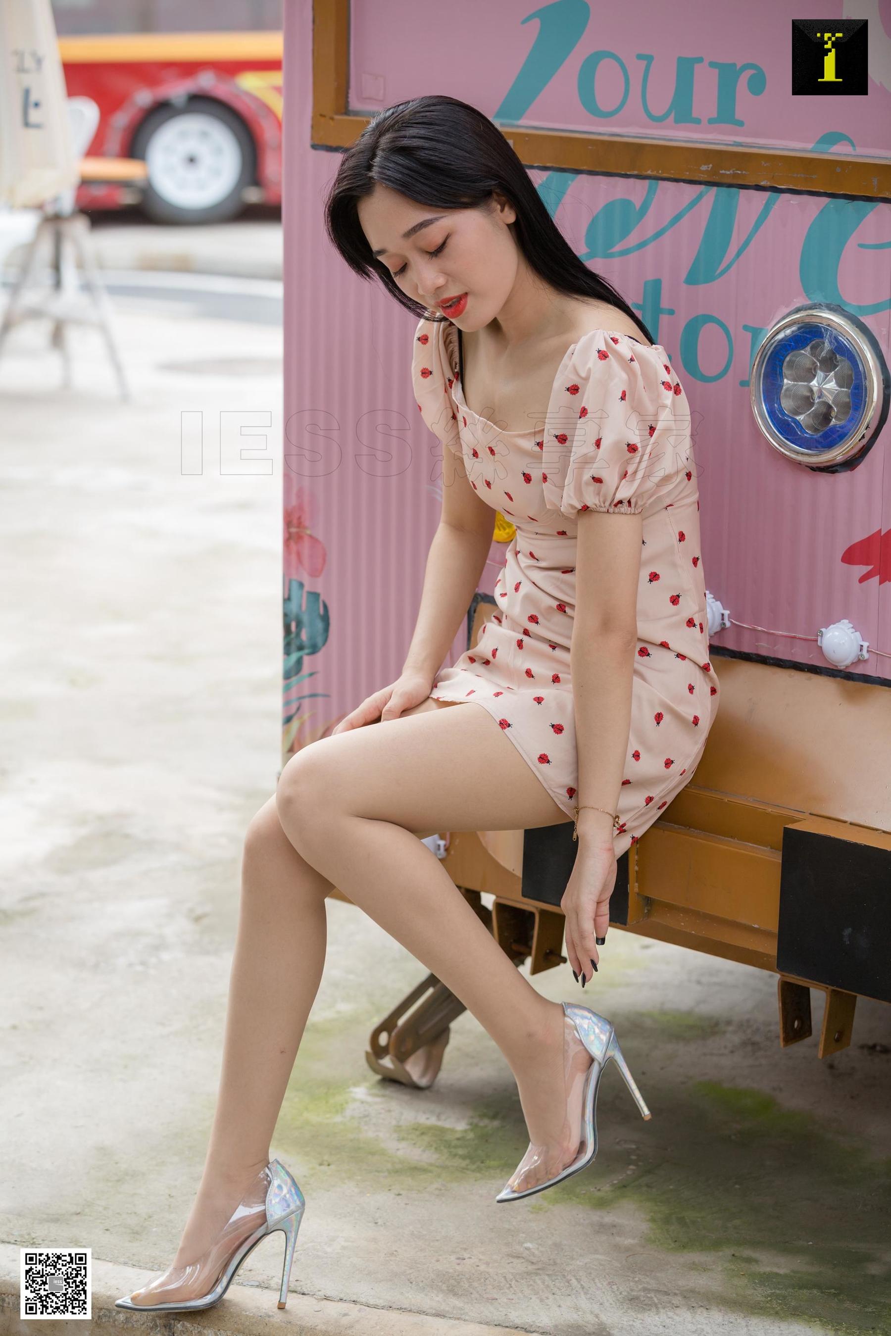 可乐 《少女感街拍》 [IESS一千零一夜] 丝袜美腿写真集