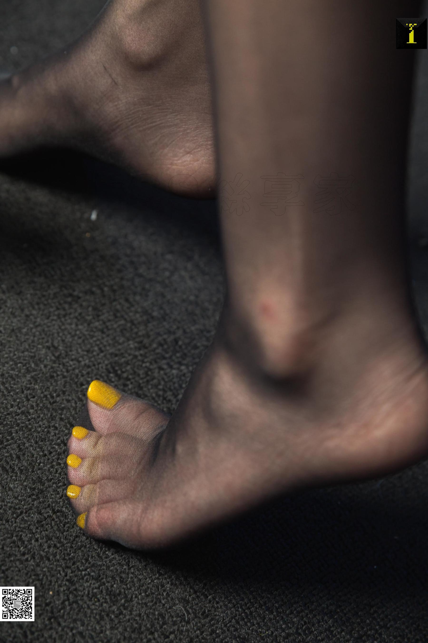 可乐 《白领的休息间隙》 [IESS一千零一夜] 丝足美腿写真集