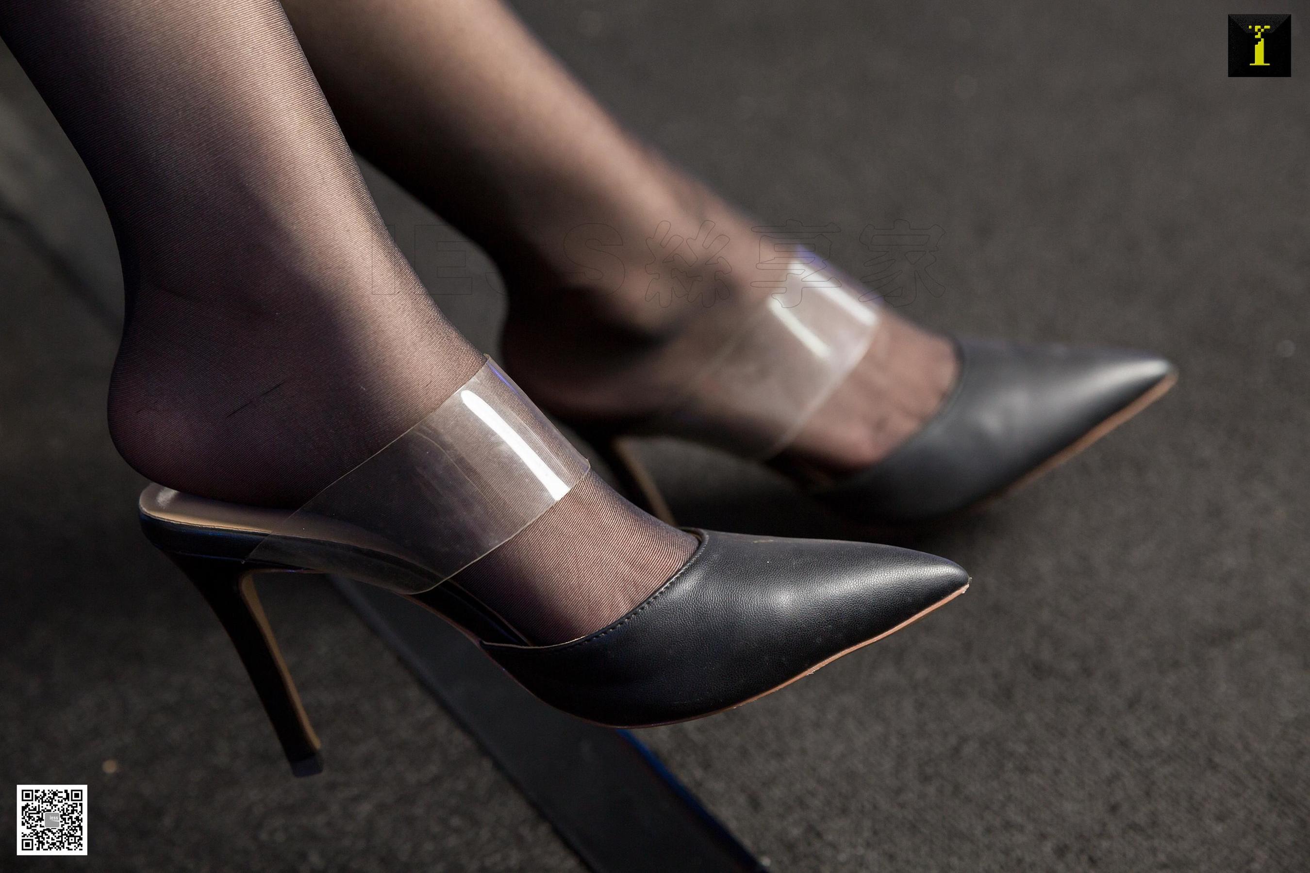 可乐 《白领的休息间隙》 [IESS一千零一夜] 丝足美腿写真集