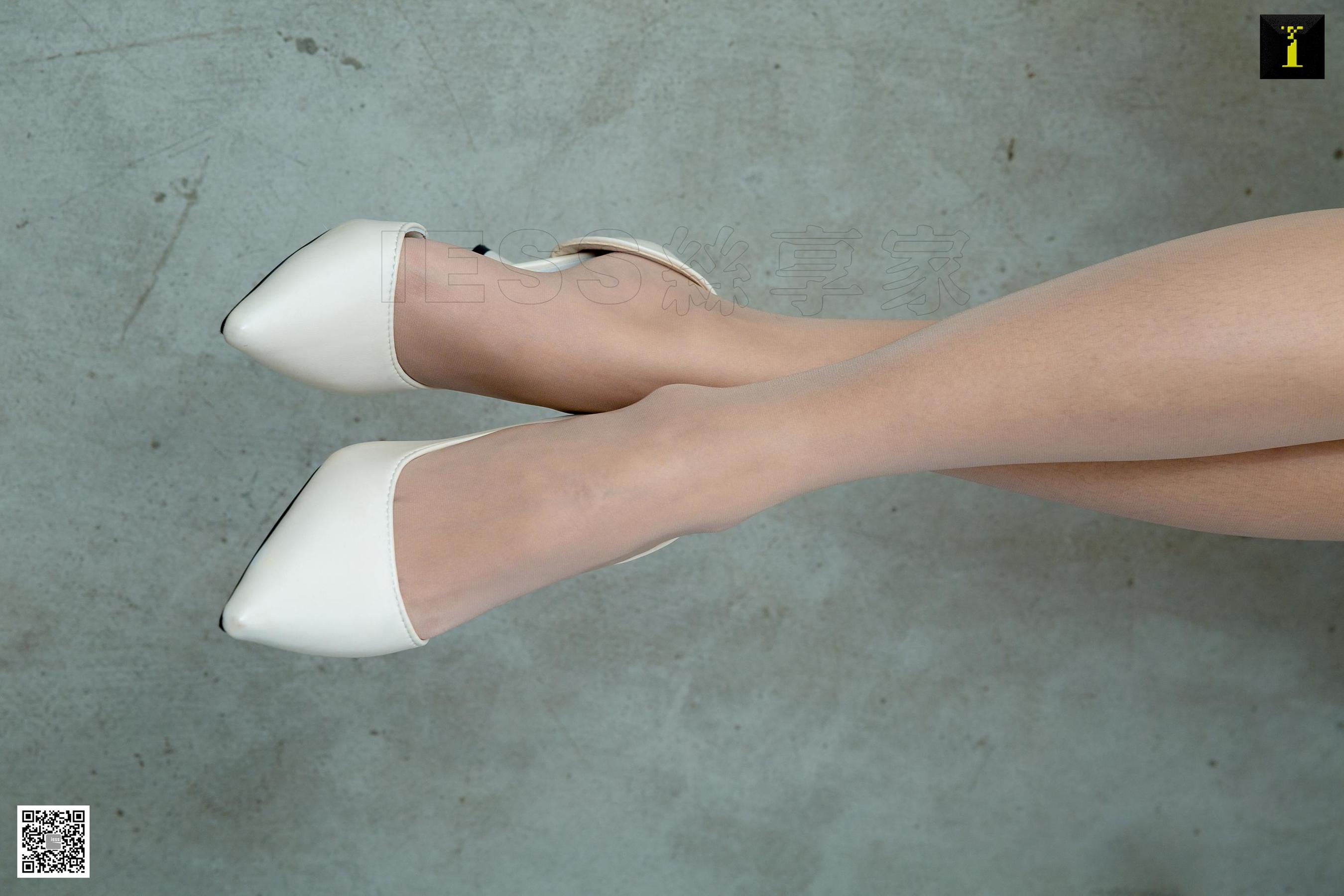 婉萍 《婉萍的紫色小花》 [IESS一千零一夜] 美腿丝足写真集