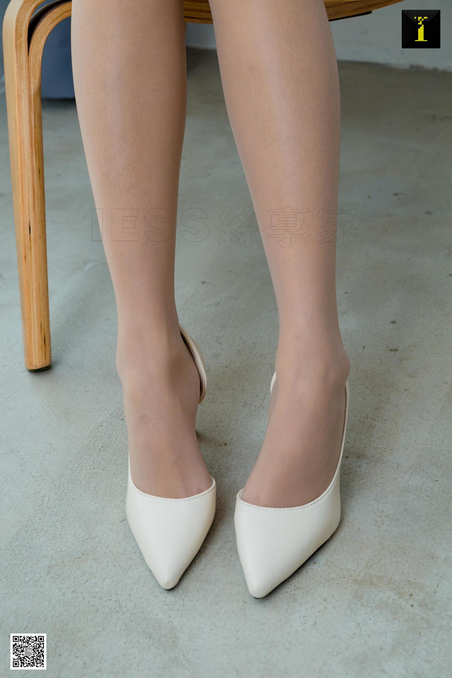 婉萍 《婉萍的紫色小花》 [IESS一千零一夜] 美腿丝足写真集