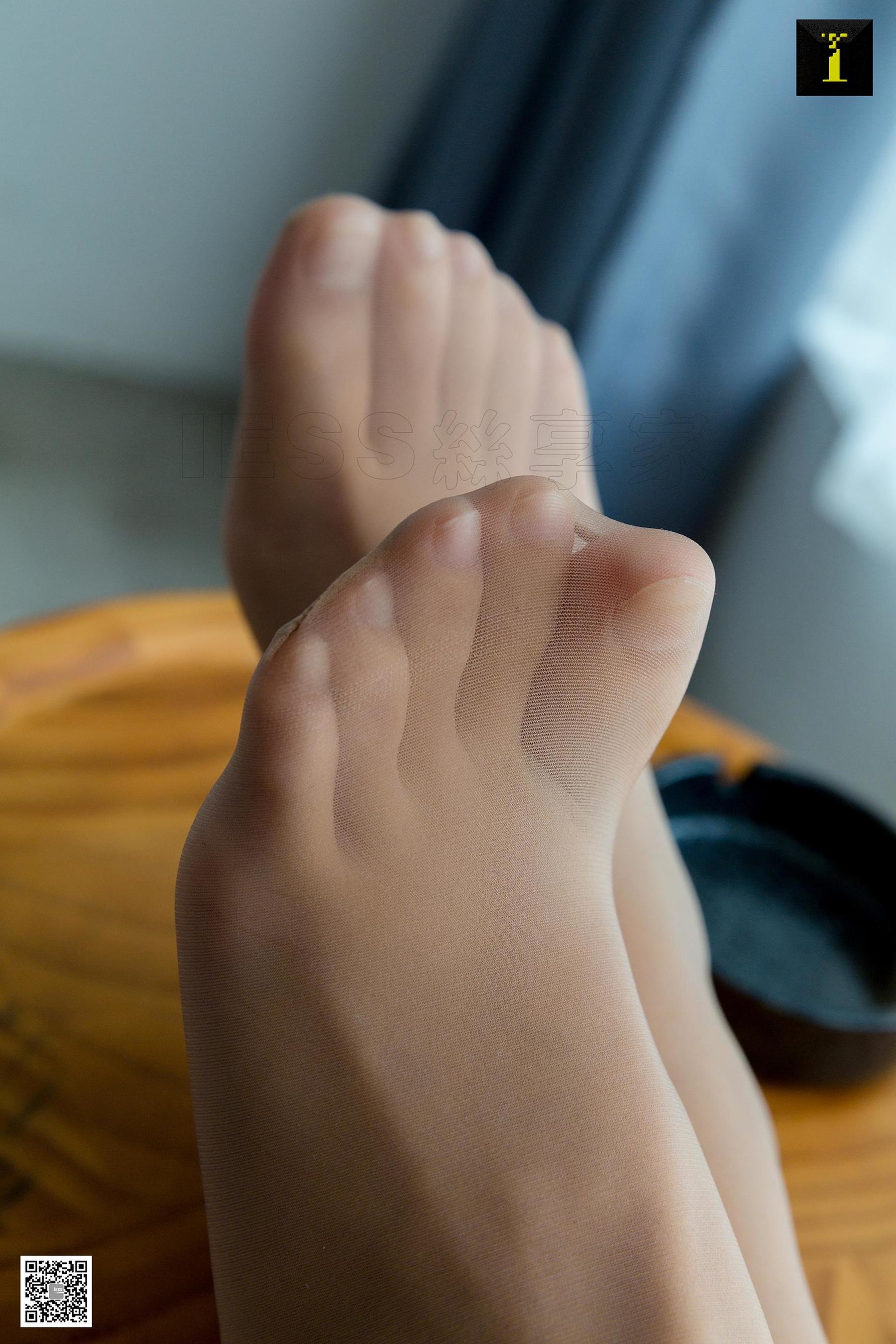 婉萍 《婉萍的紫色小花》 [IESS一千零一夜] 美腿丝足写真集