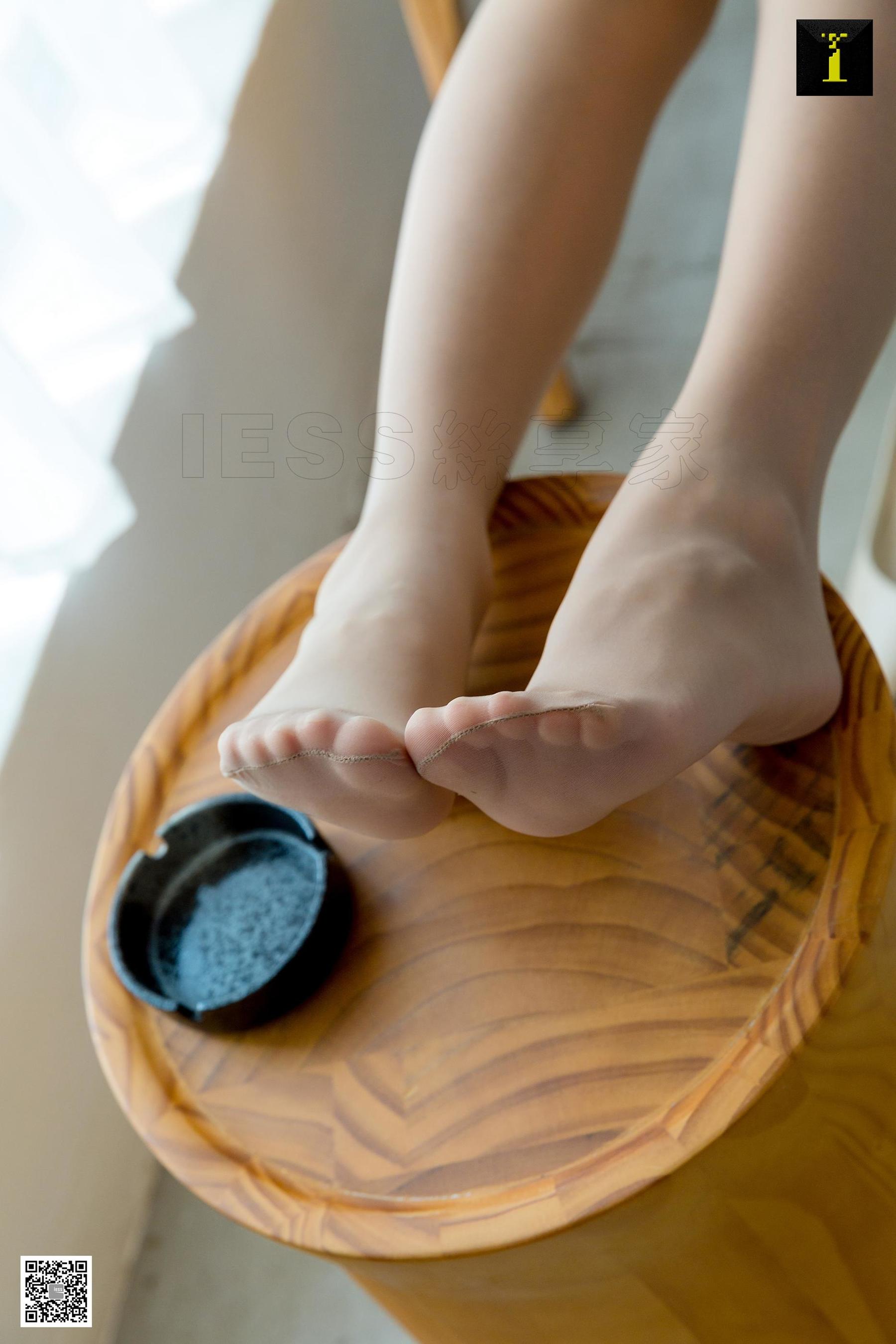 婉萍 《婉萍的紫色小花》 [IESS一千零一夜] 美腿丝足写真集