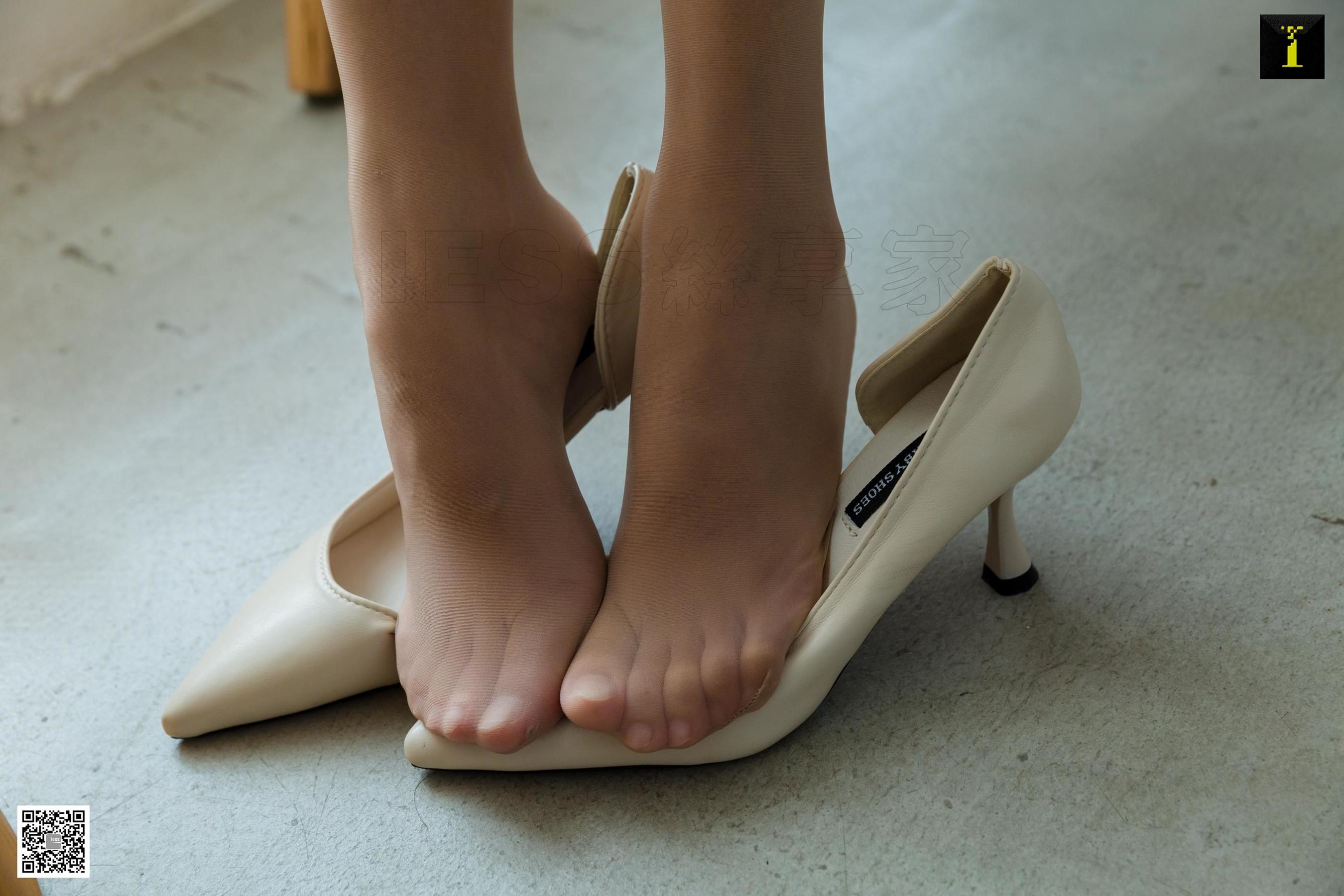 婉萍 《婉萍的紫色小花》 [IESS一千零一夜] 美腿丝足写真集